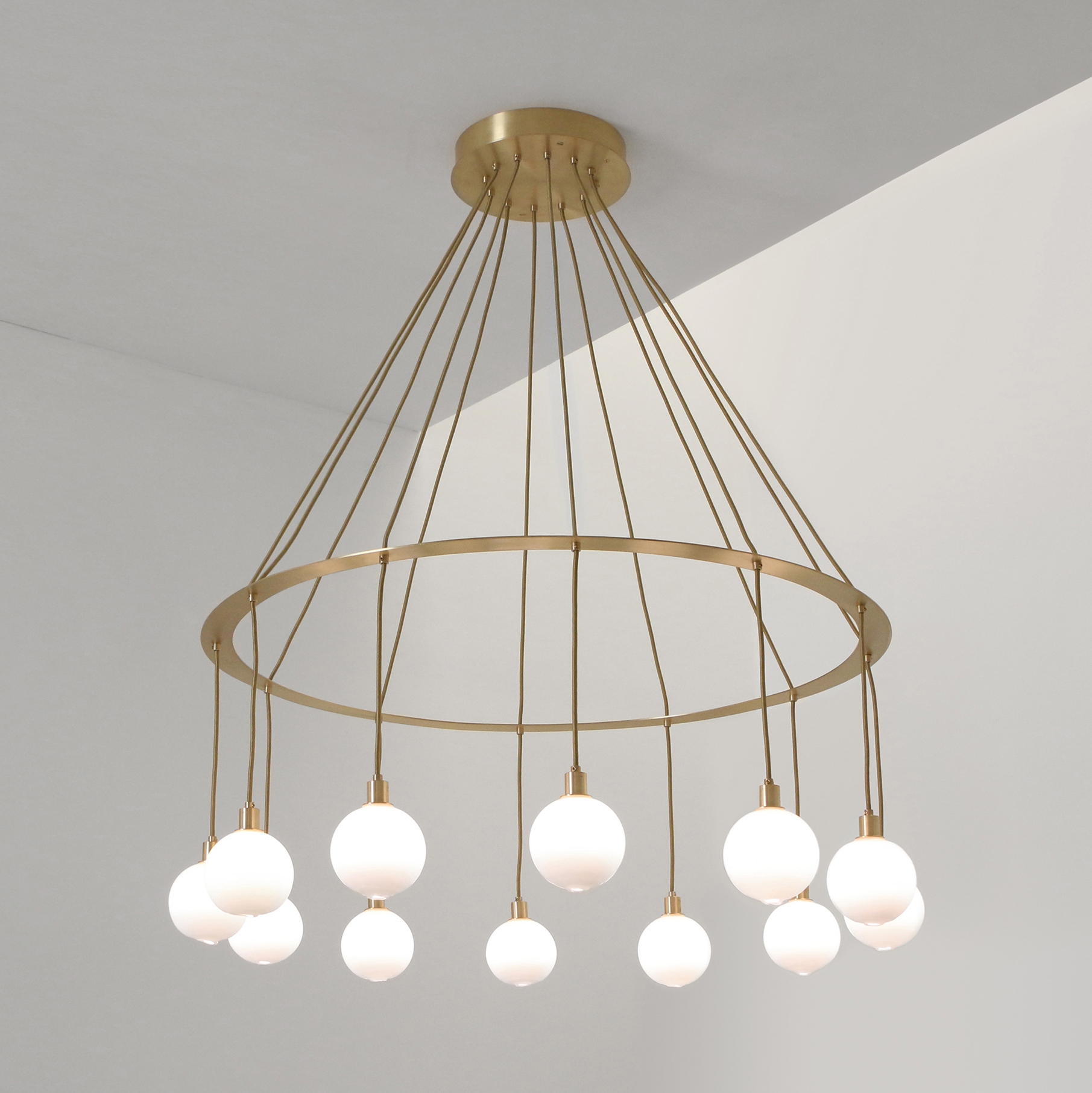Mostra il prodotto Drape Circle 12 Chandelier del produttore SkLO