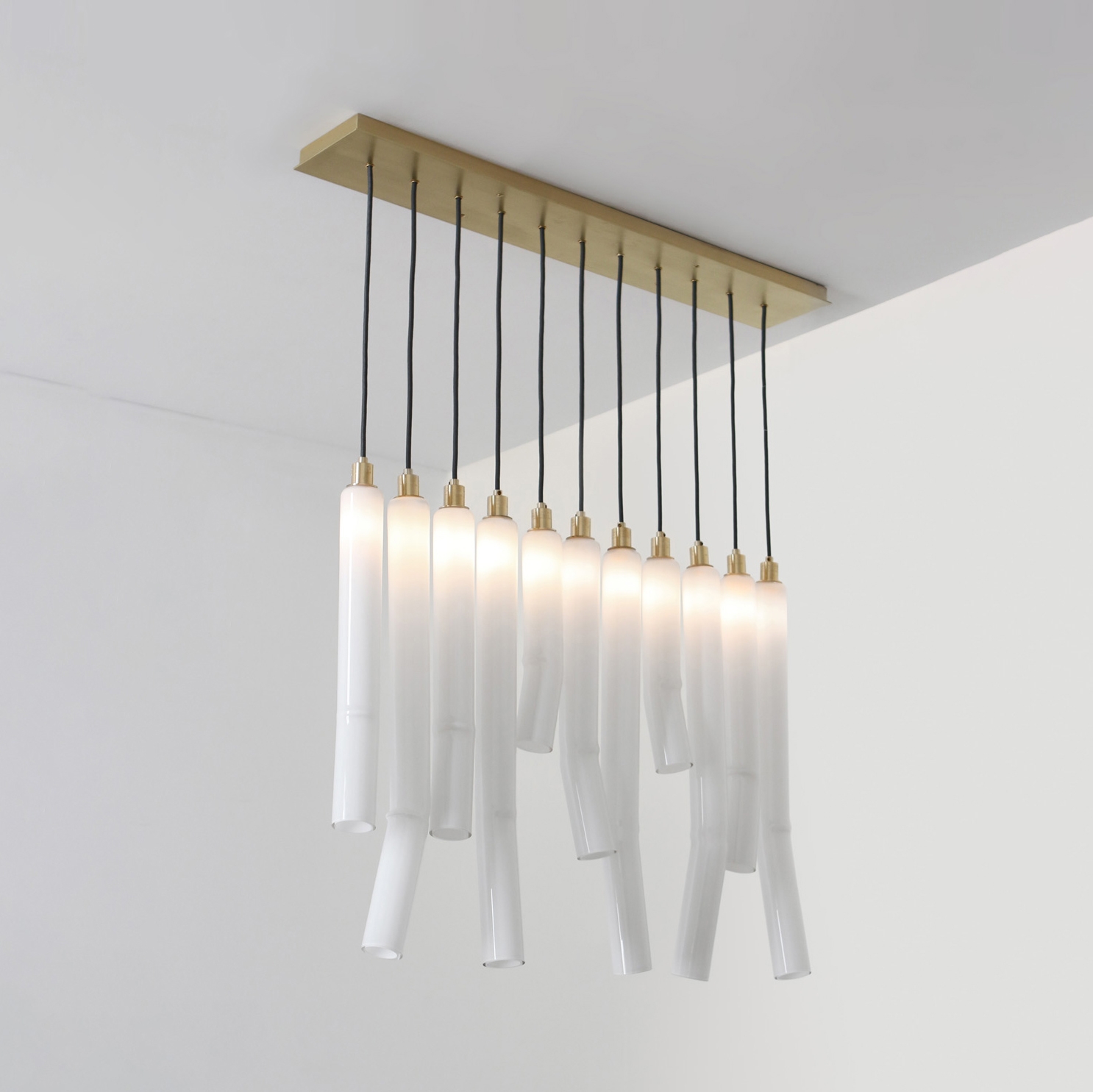 Vertoon produk Fold Linear Chandelier van vervaardiger SkLO