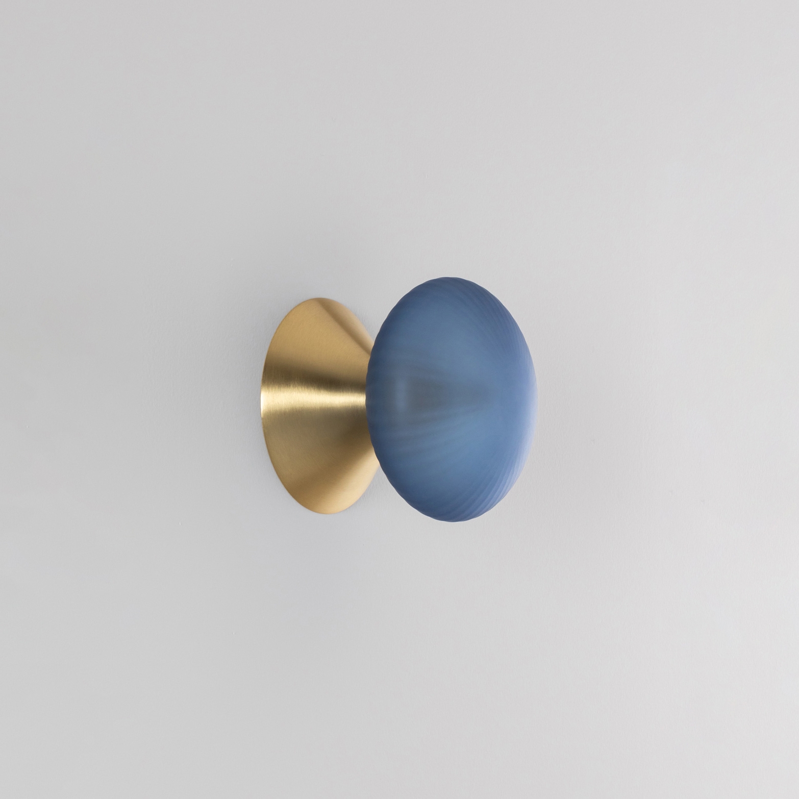 Vertoon produk Peak Sconce-Ceiling van vervaardiger SkLO