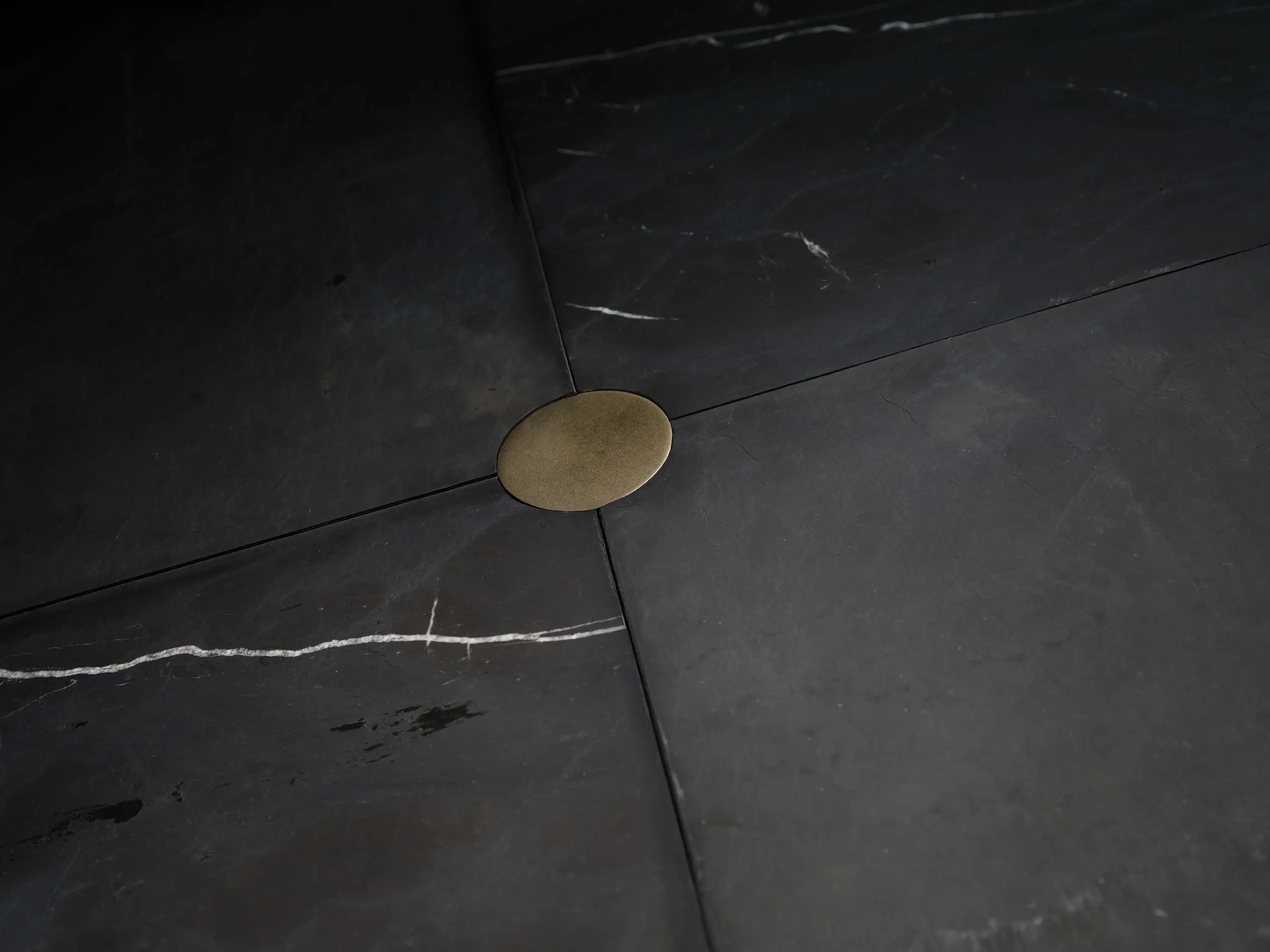 ENNE - Ruwa Table