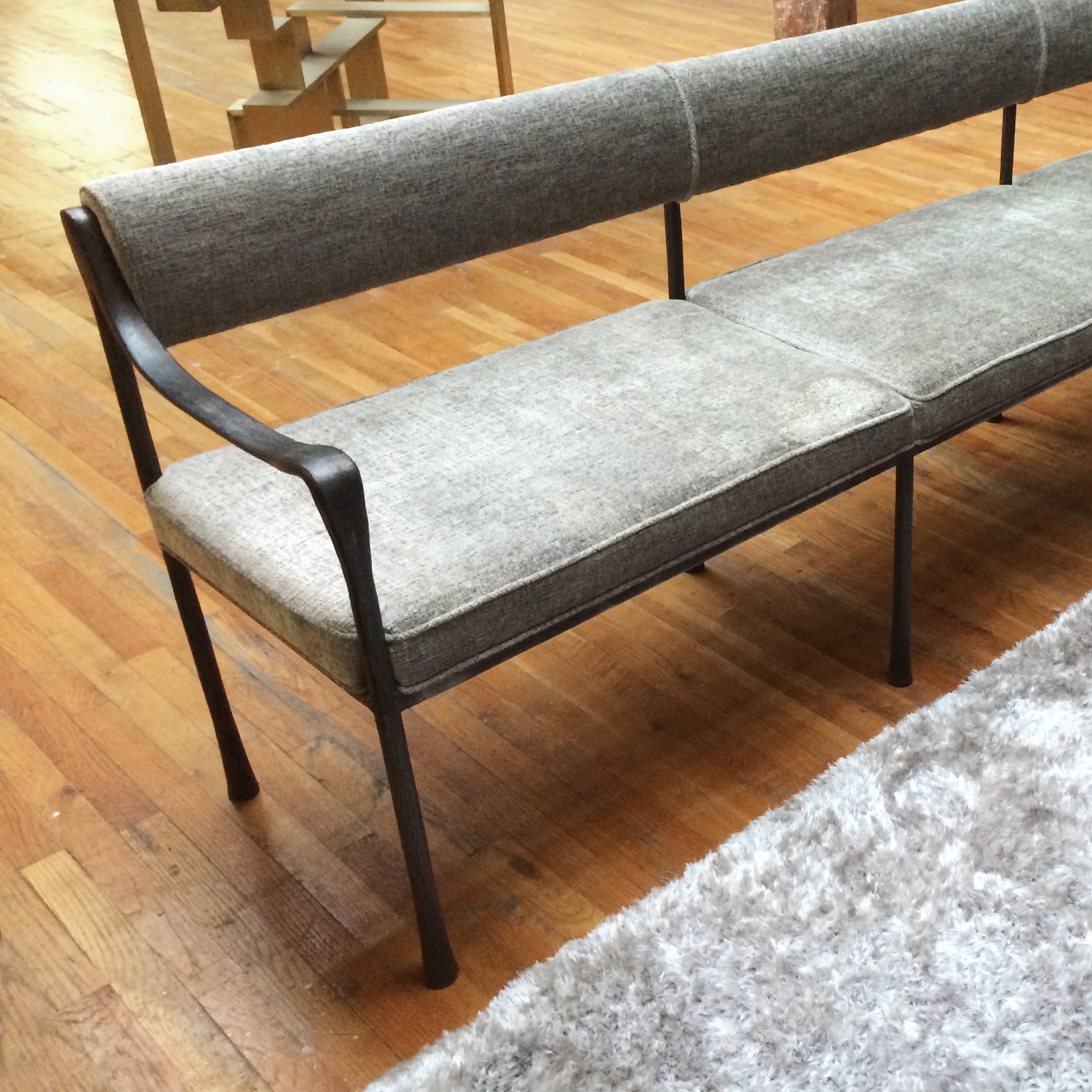 Afficher le produit Giac Settee - Flat Back du fabricant DLV Designs