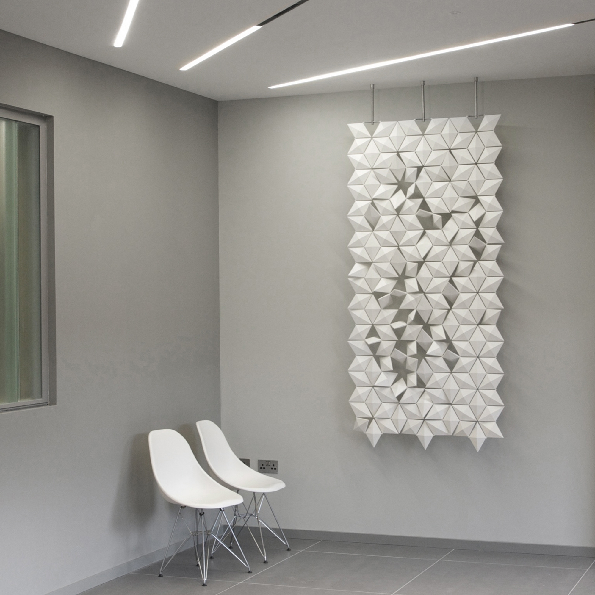 Mostra il prodotto Facet hanging room divider 102 x 207cm in White del produttore Bloomming