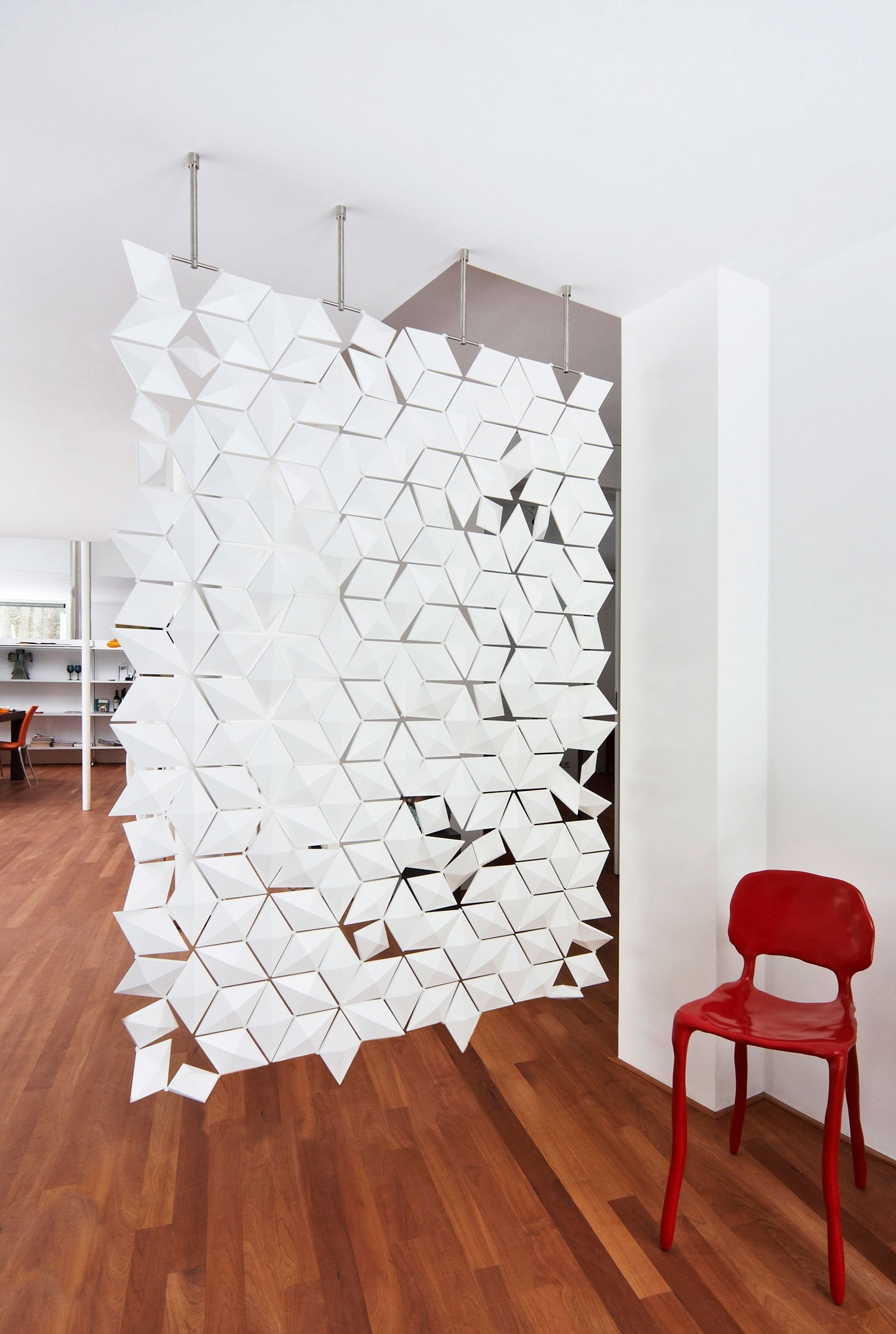 Vertoon produk Facet hanging room divider 136 x 187cm in White van vervaardiger Bloomming