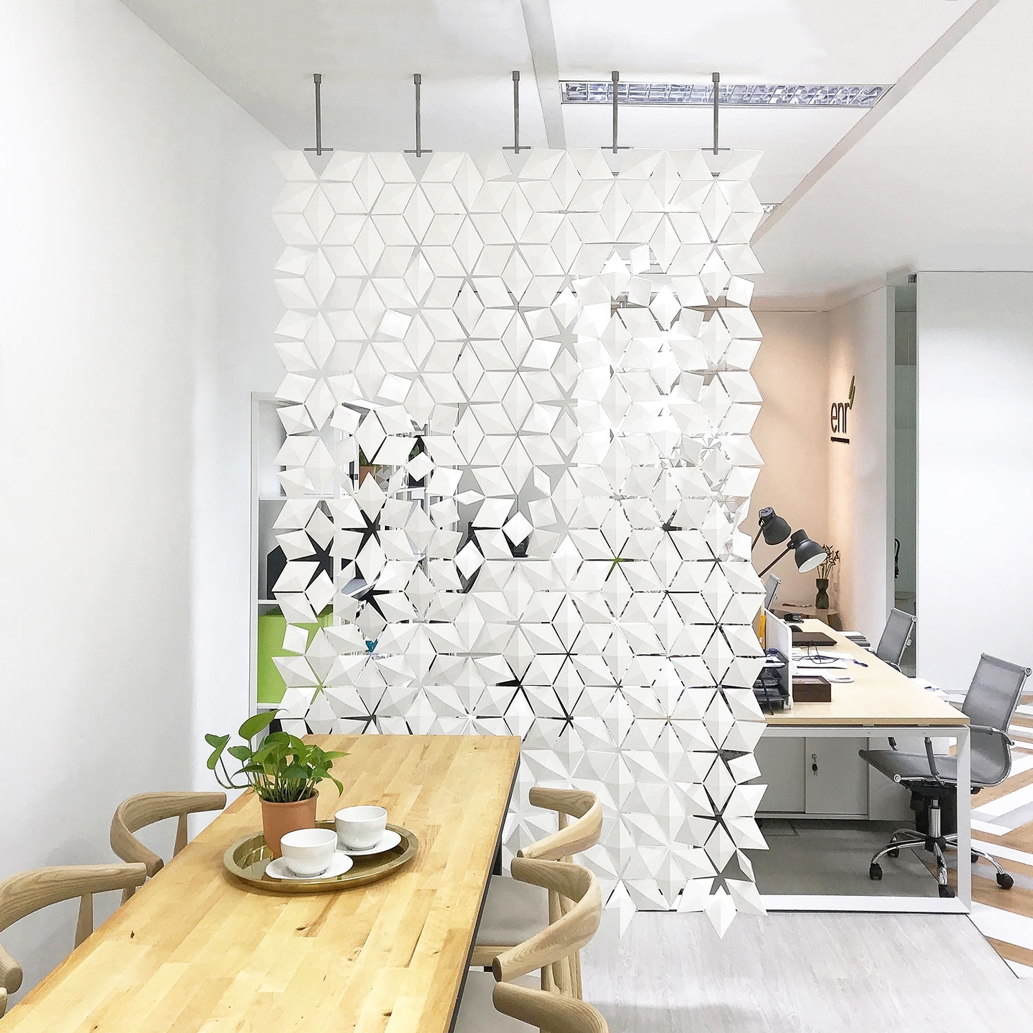 Vertoon produk Facet hanging room divider 170 x 246cm in White van vervaardiger Bloomming
