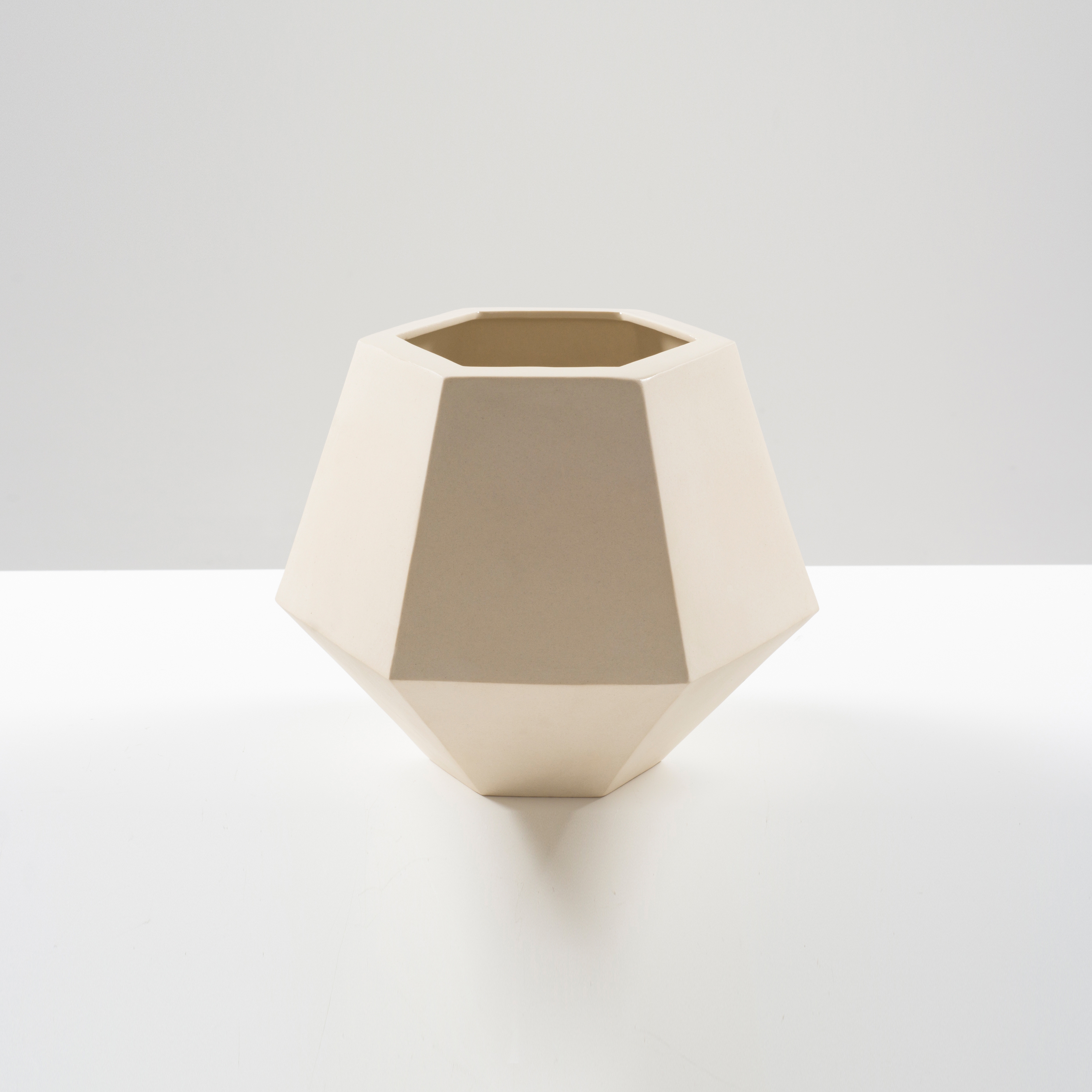Display product Graphyne Vase from manufacturer Farrah Sit