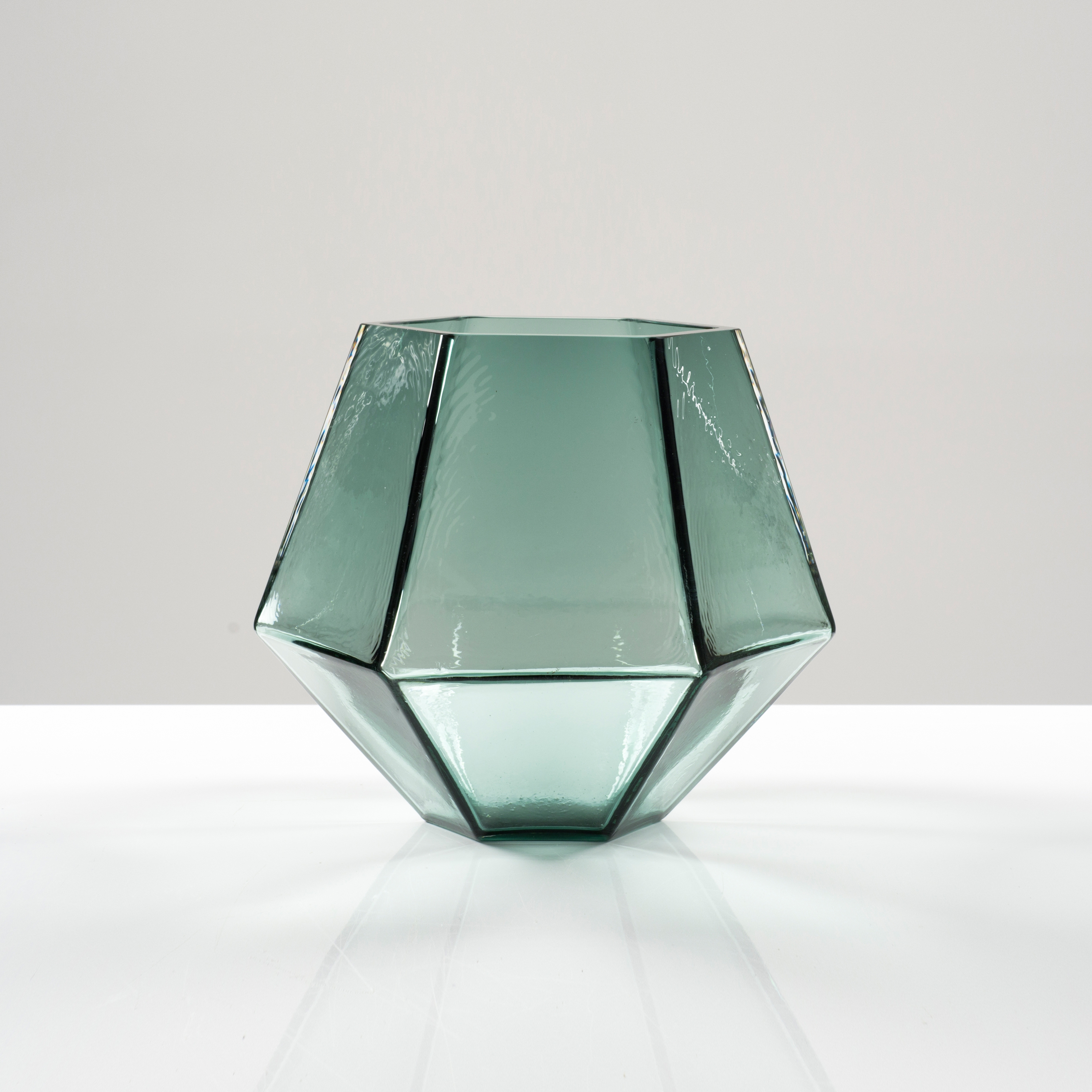Display product Graphyne Vase from manufacturer Farrah Sit
