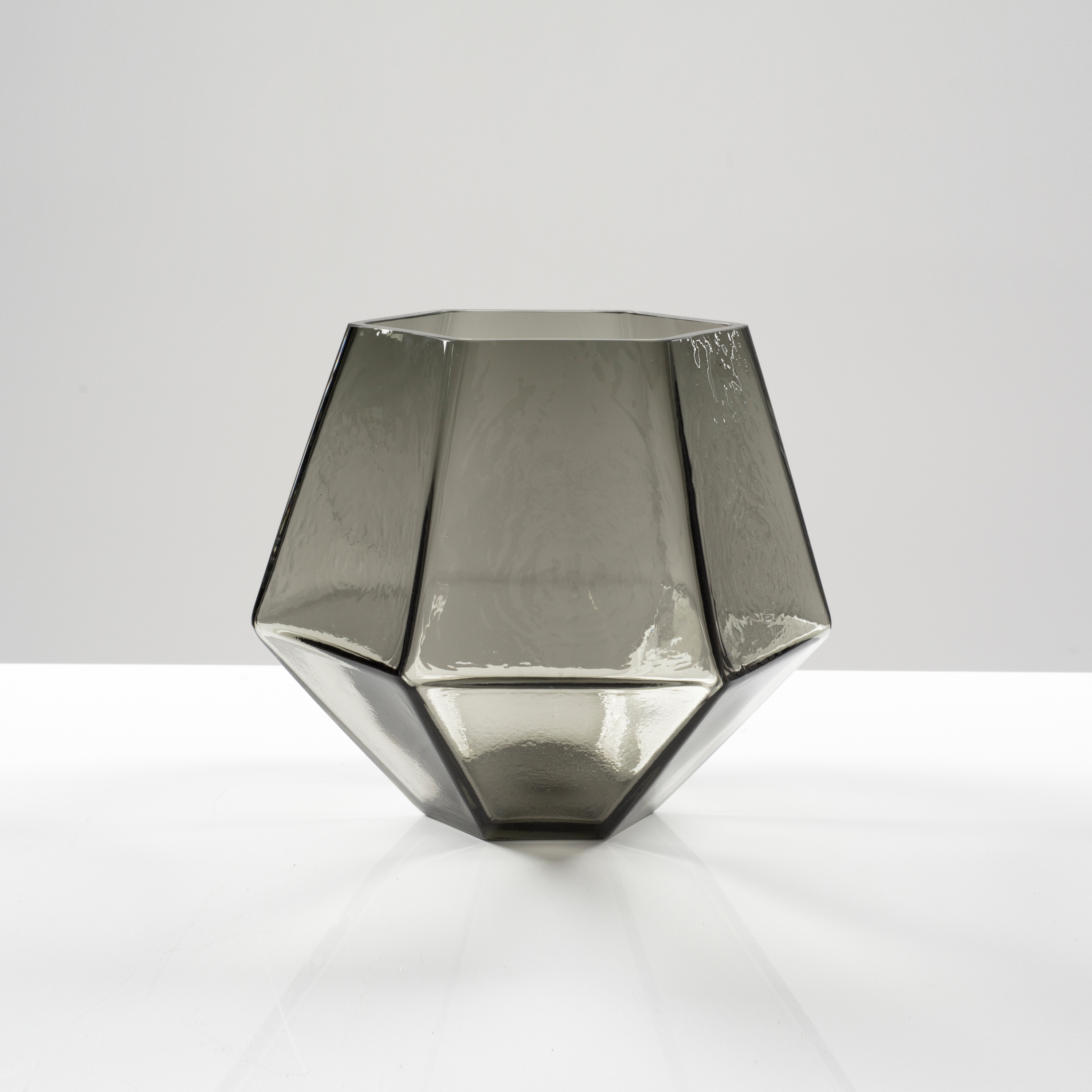 Display product Graphyne Vase from manufacturer Farrah Sit