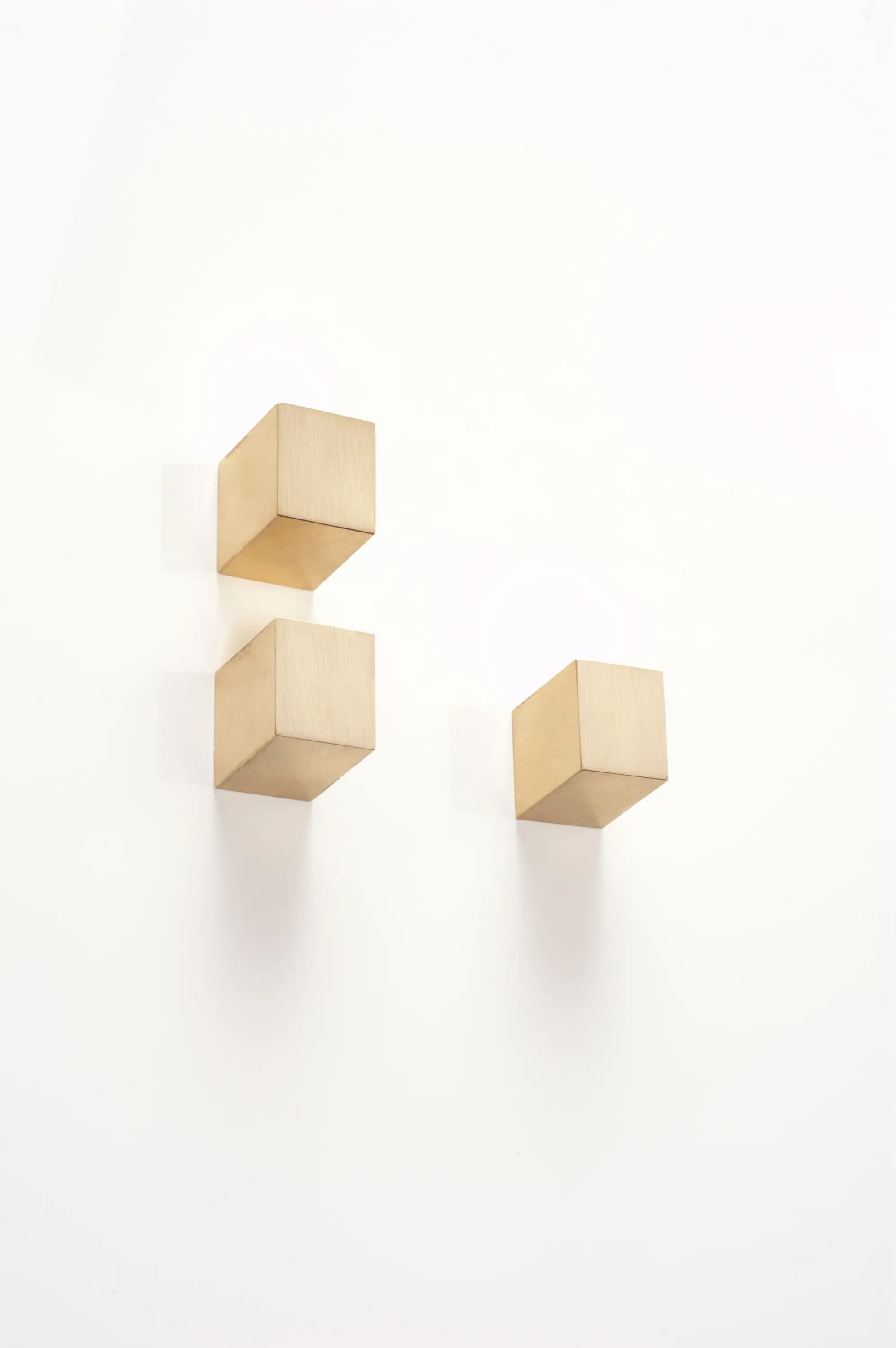 Farrah Sit - Parallax Brass Round Knob