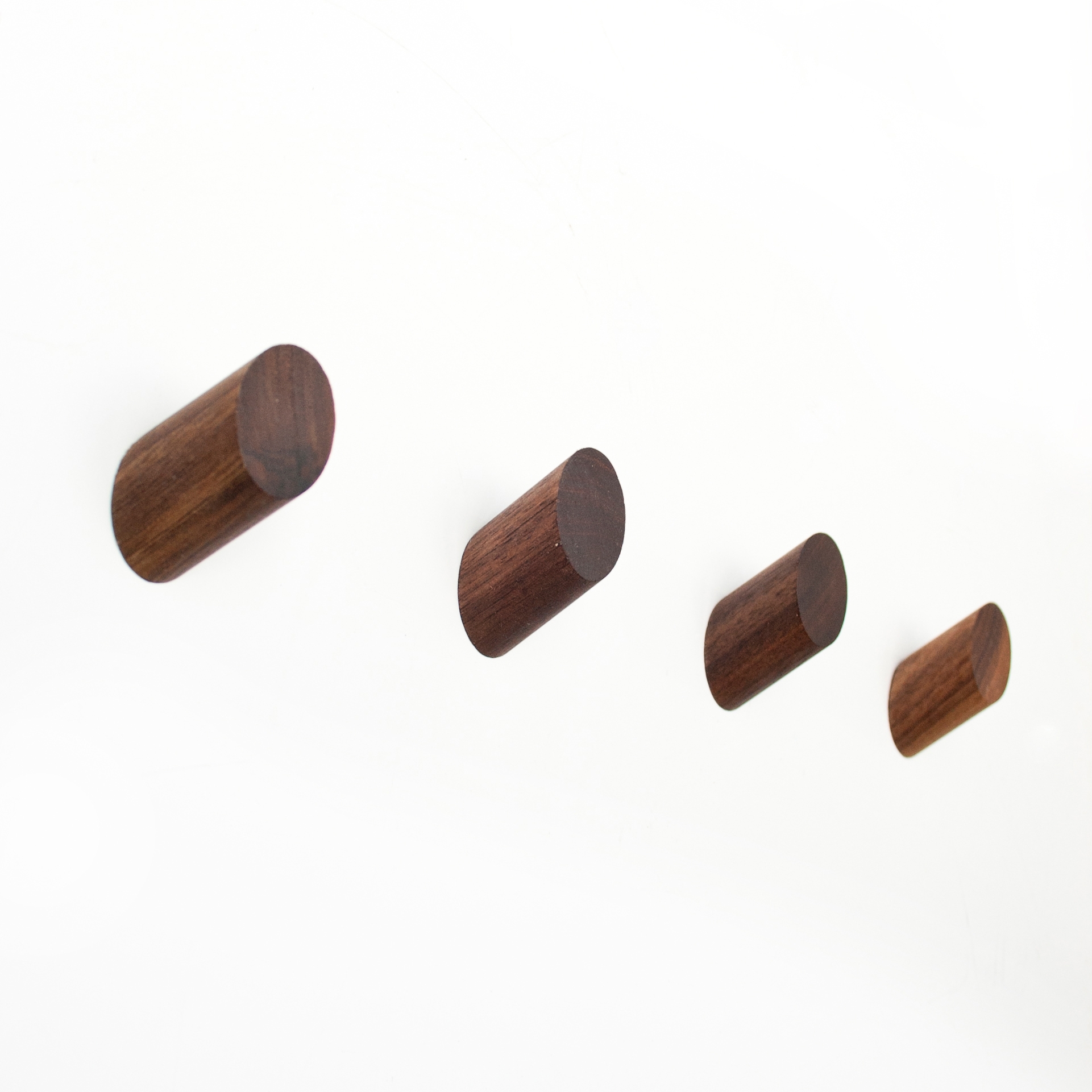 Vertoon produk Parallax Walnut Round Knob van vervaardiger Farrah Sit
