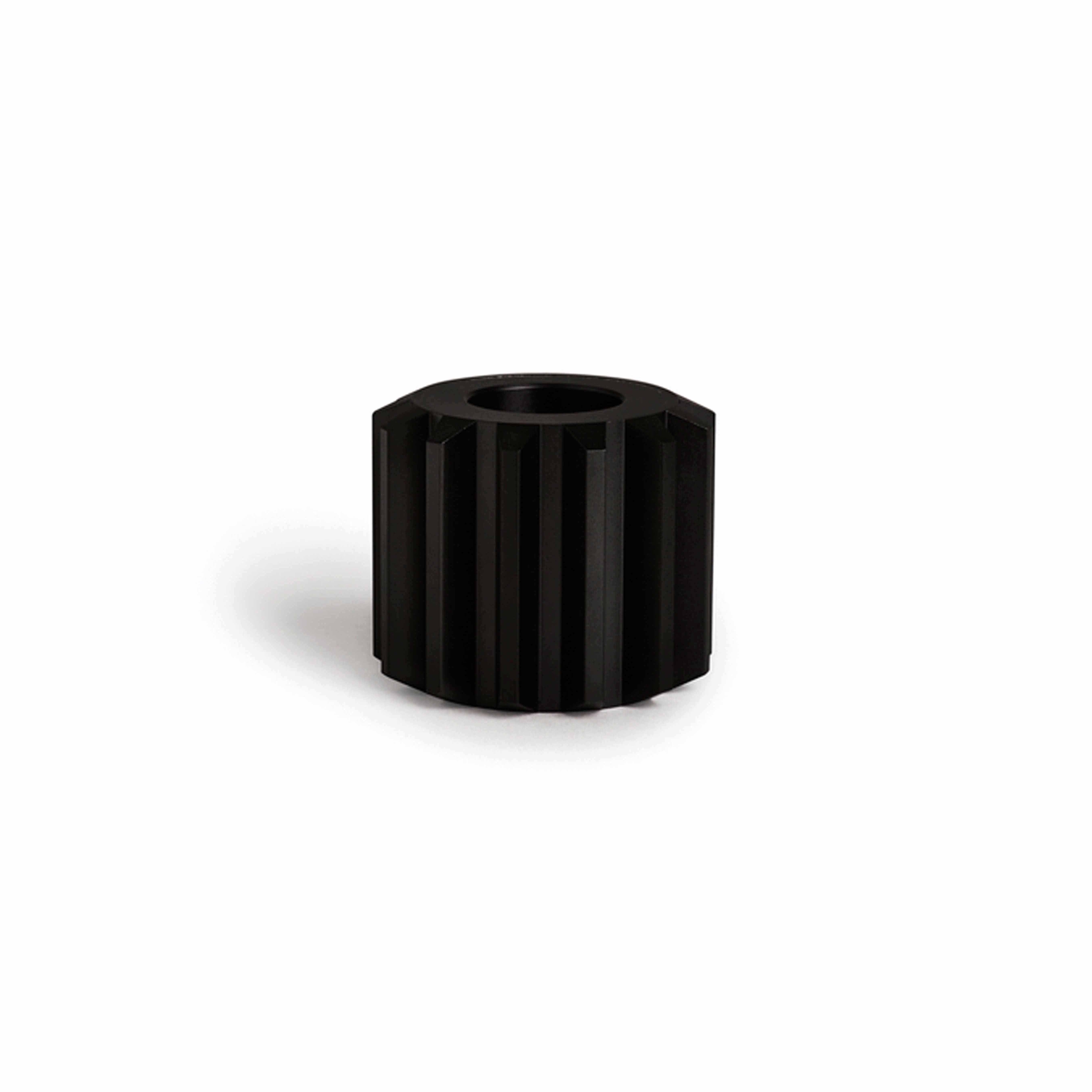 Mostra il prodotto Gear Candle Holder Graphite Black Anodized Aluminium | Wide del produttore NEW WORKS