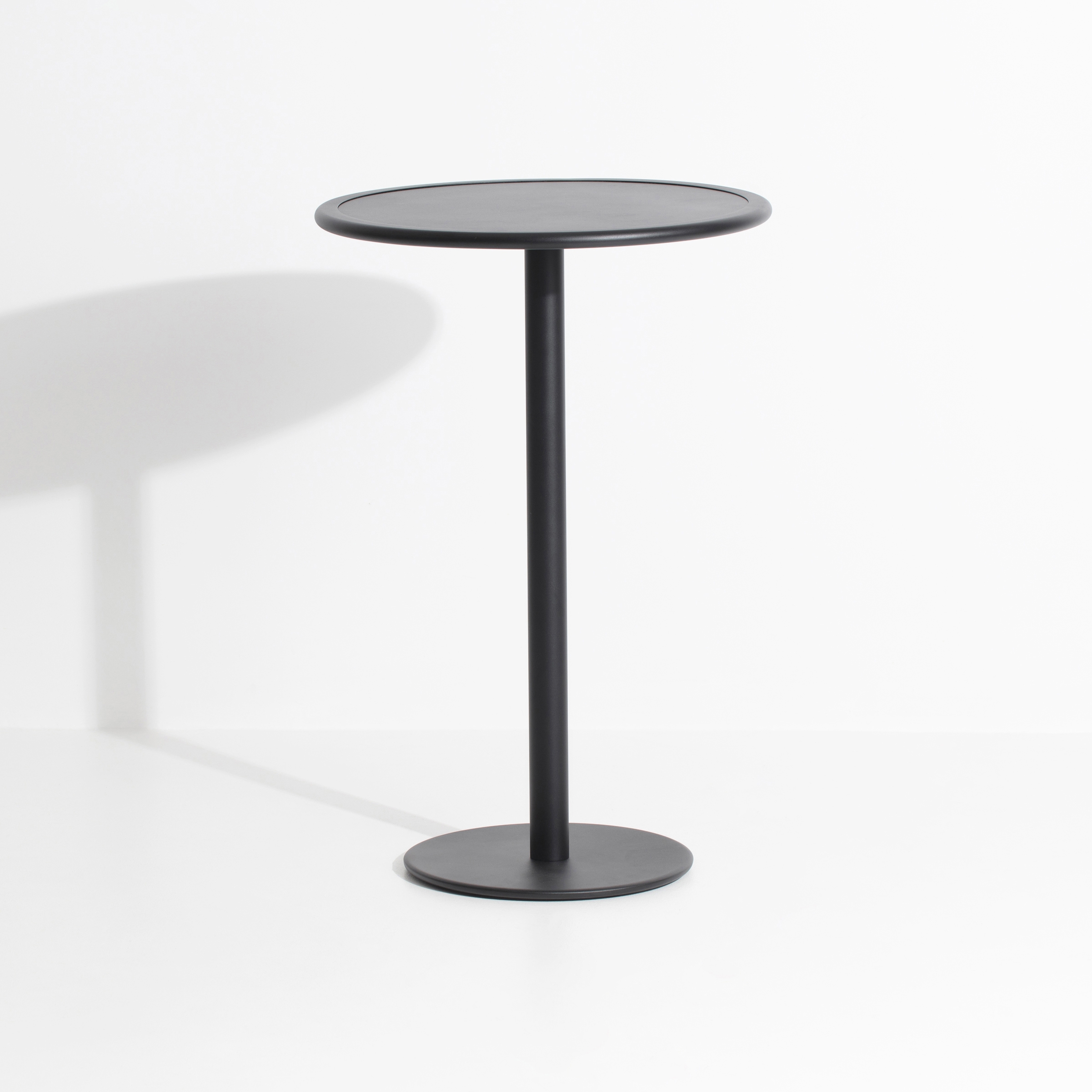 Week-End | Round high table