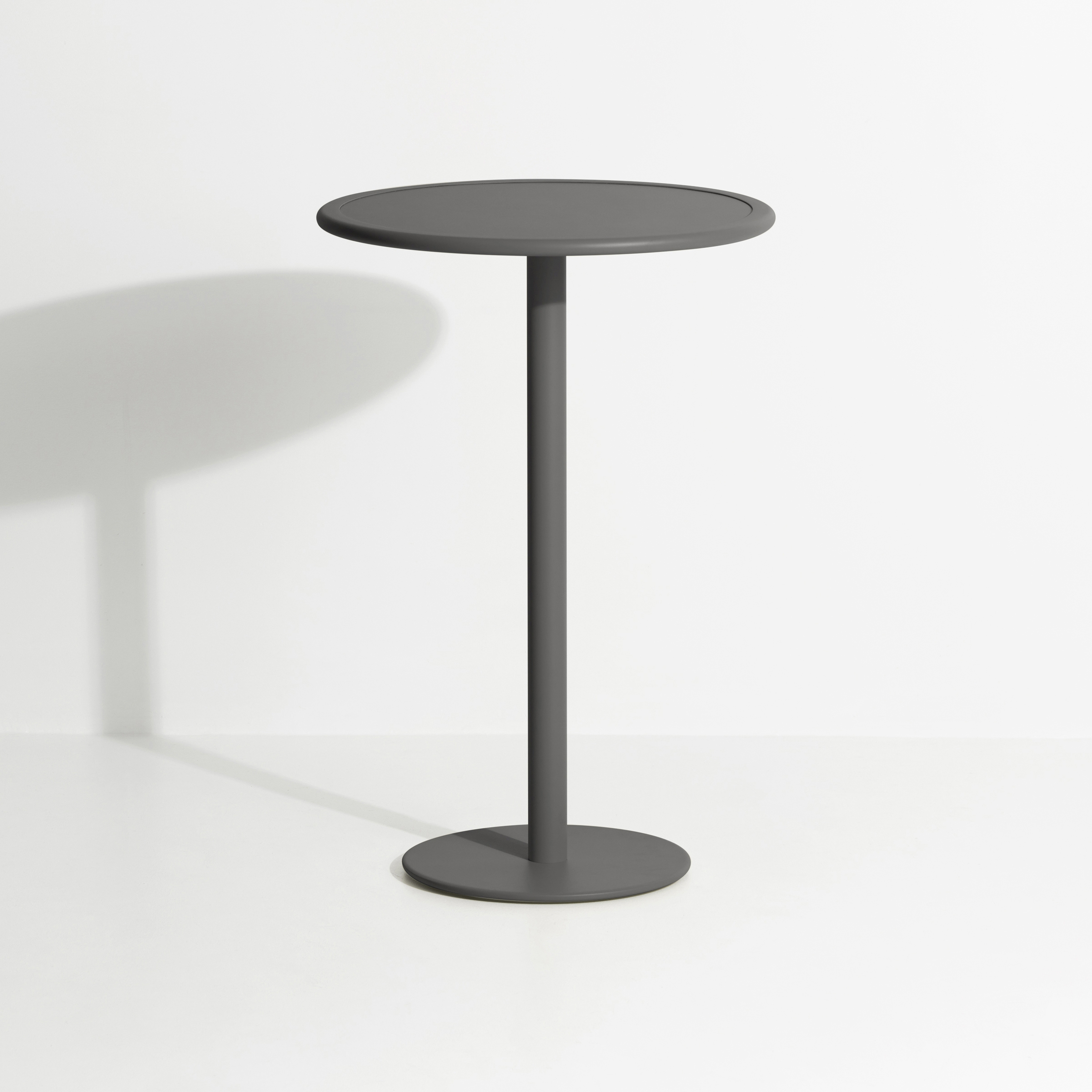 Week-End | Round high table