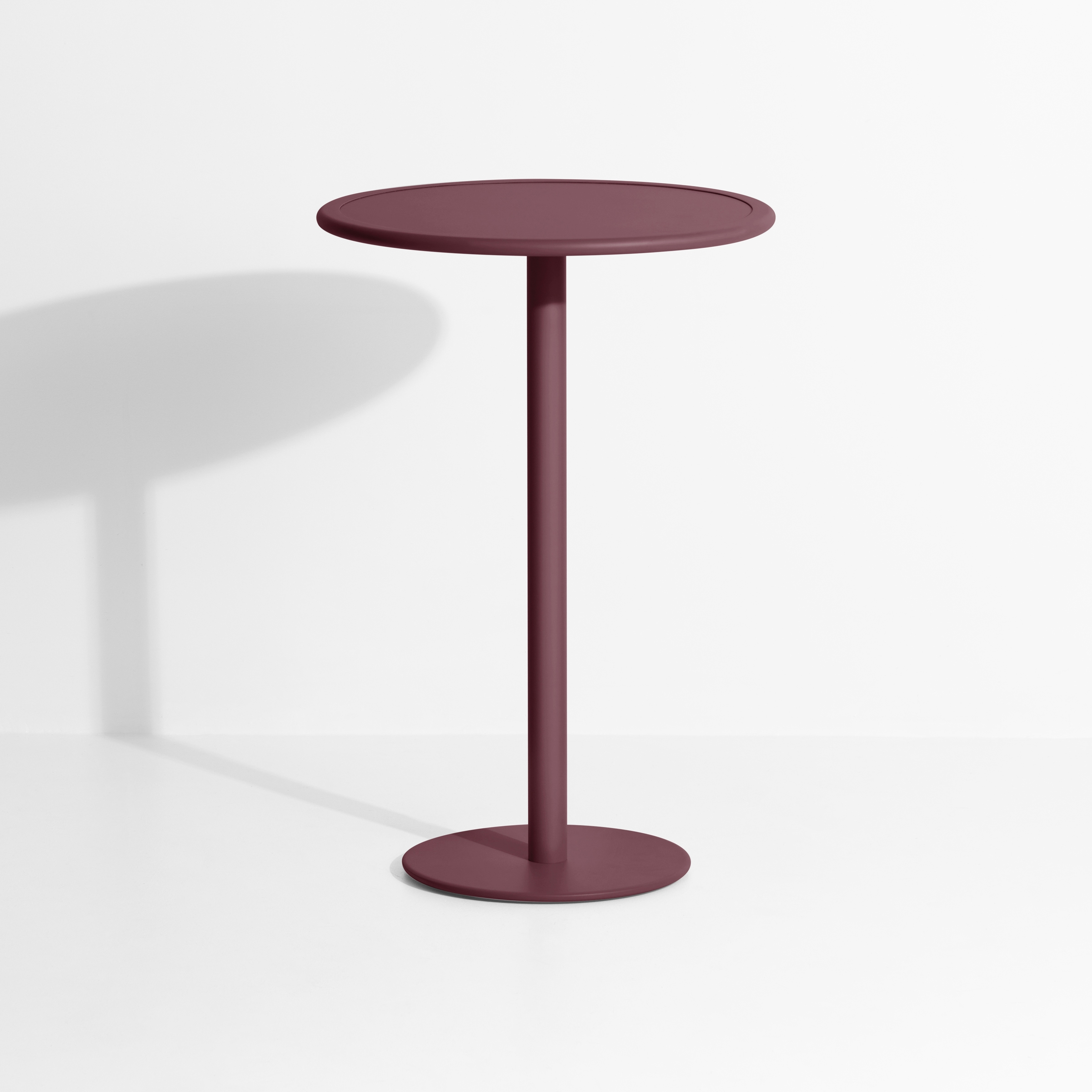 Week-End | Round high table