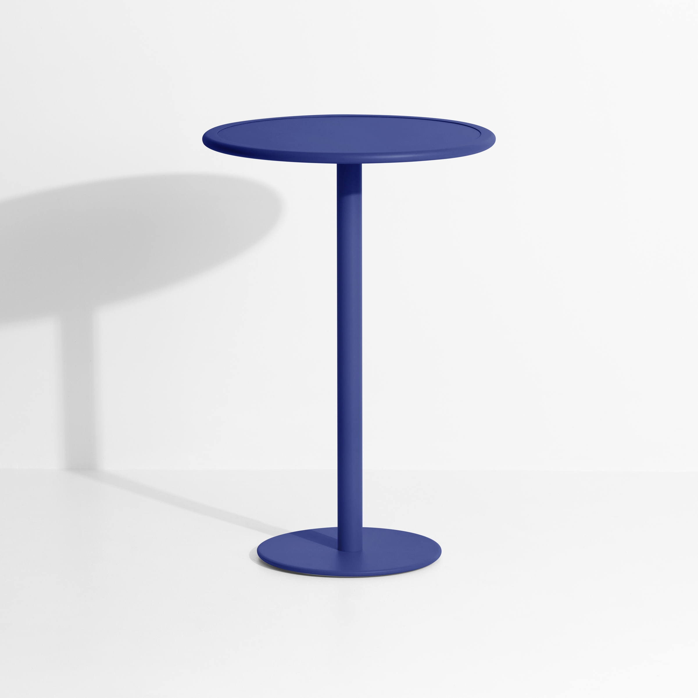 Week-End | Round high table
