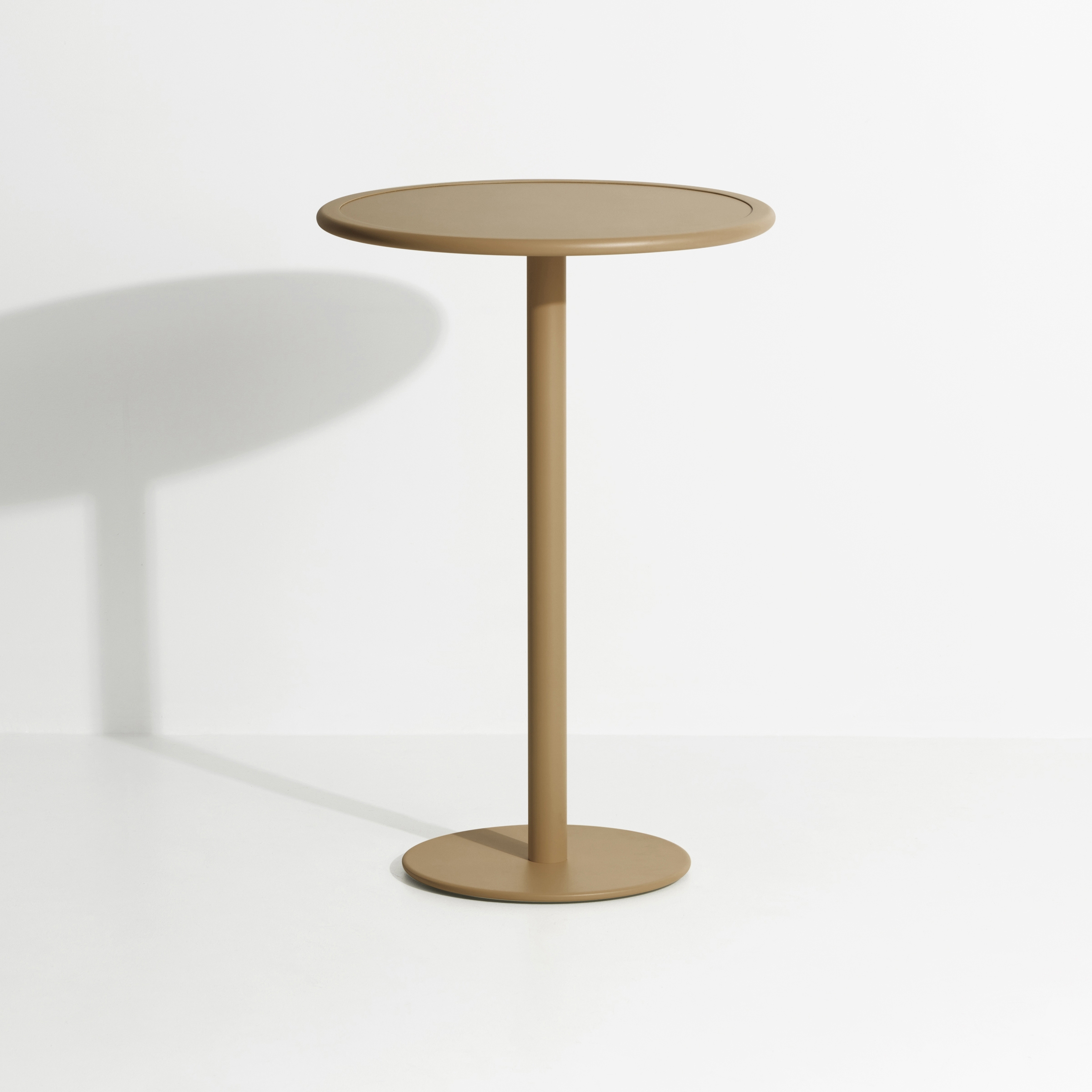 Week-End | Round high table