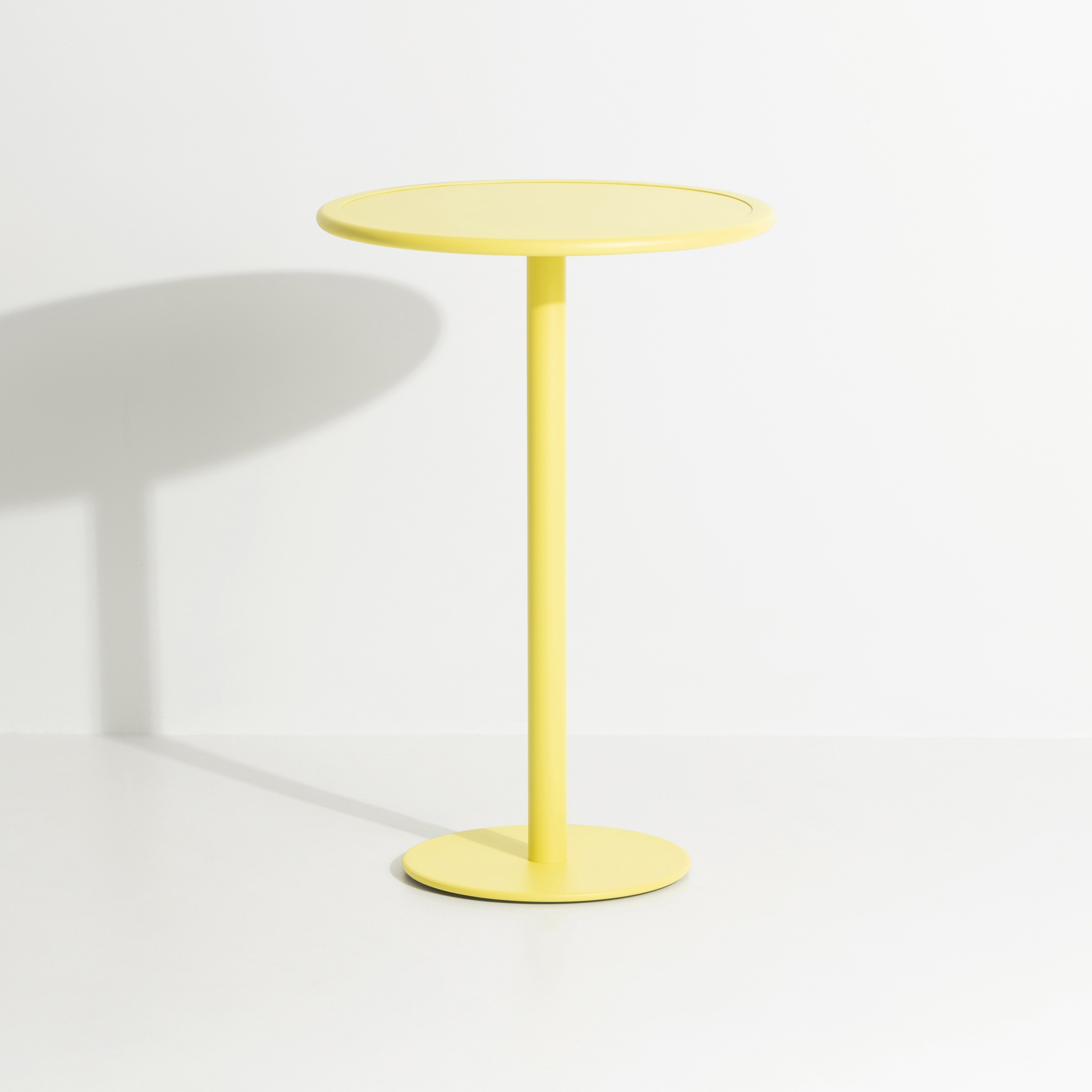 Week-End | Round high table