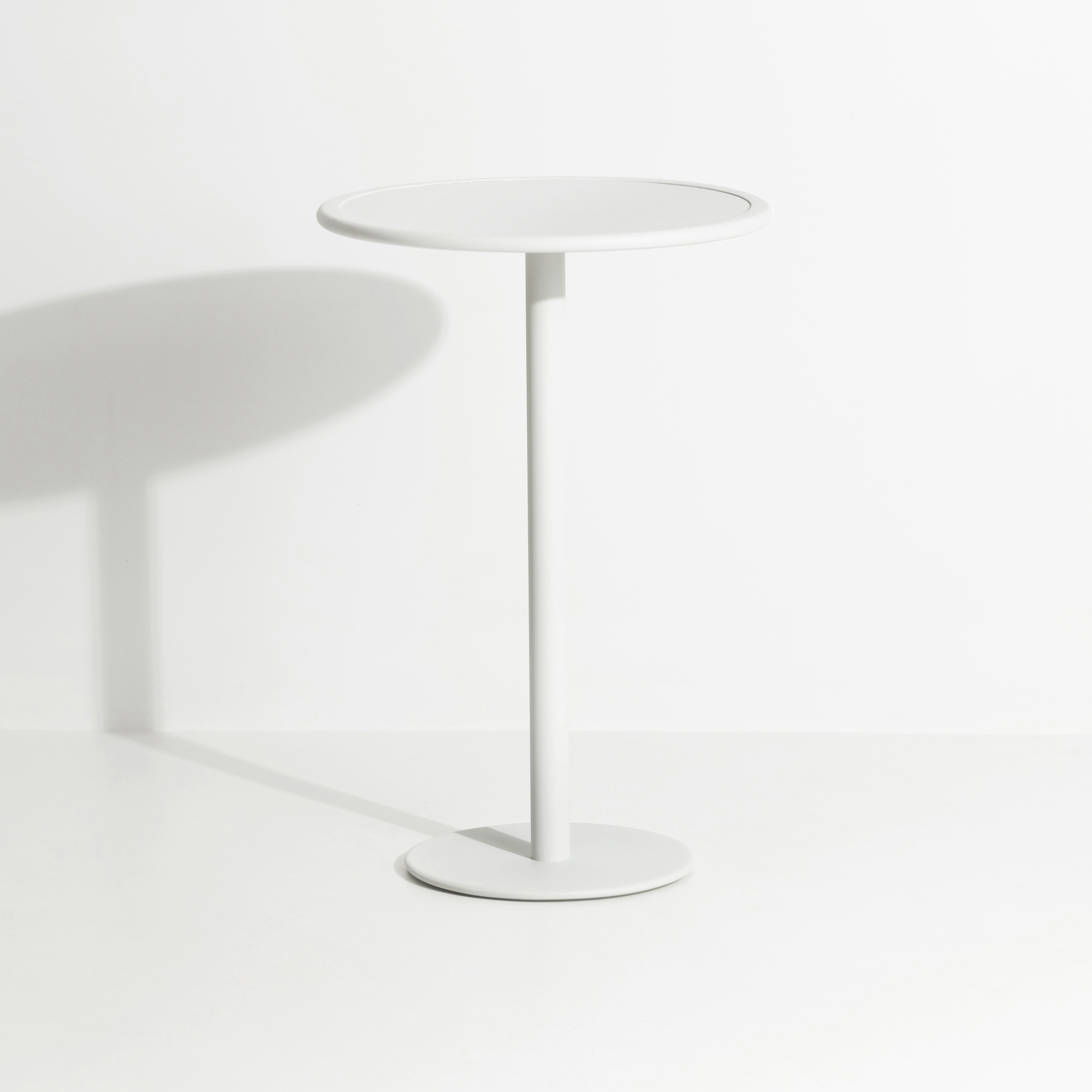 Week-End | Round high table