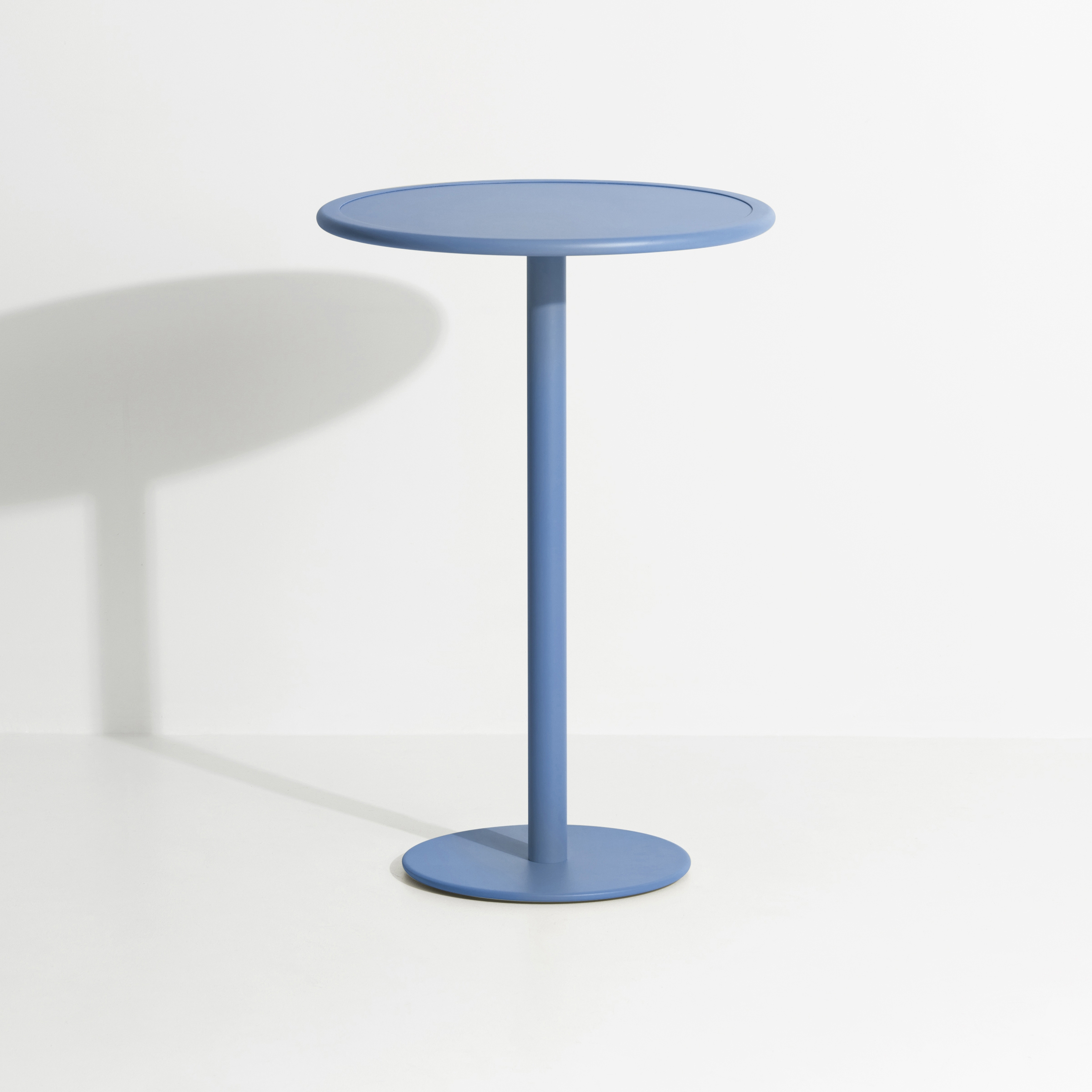 Week-End | Round high table