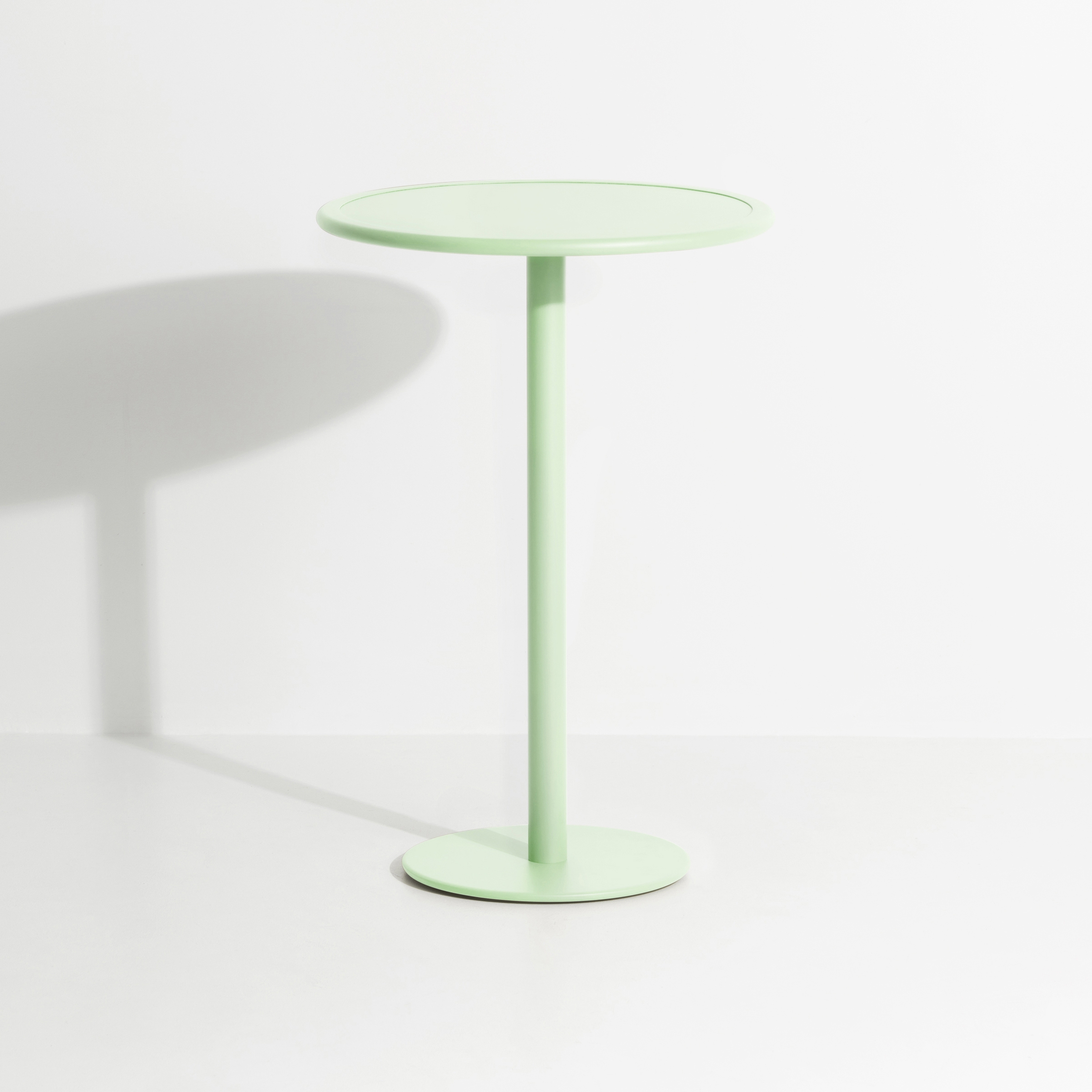 Week-End | Round high table