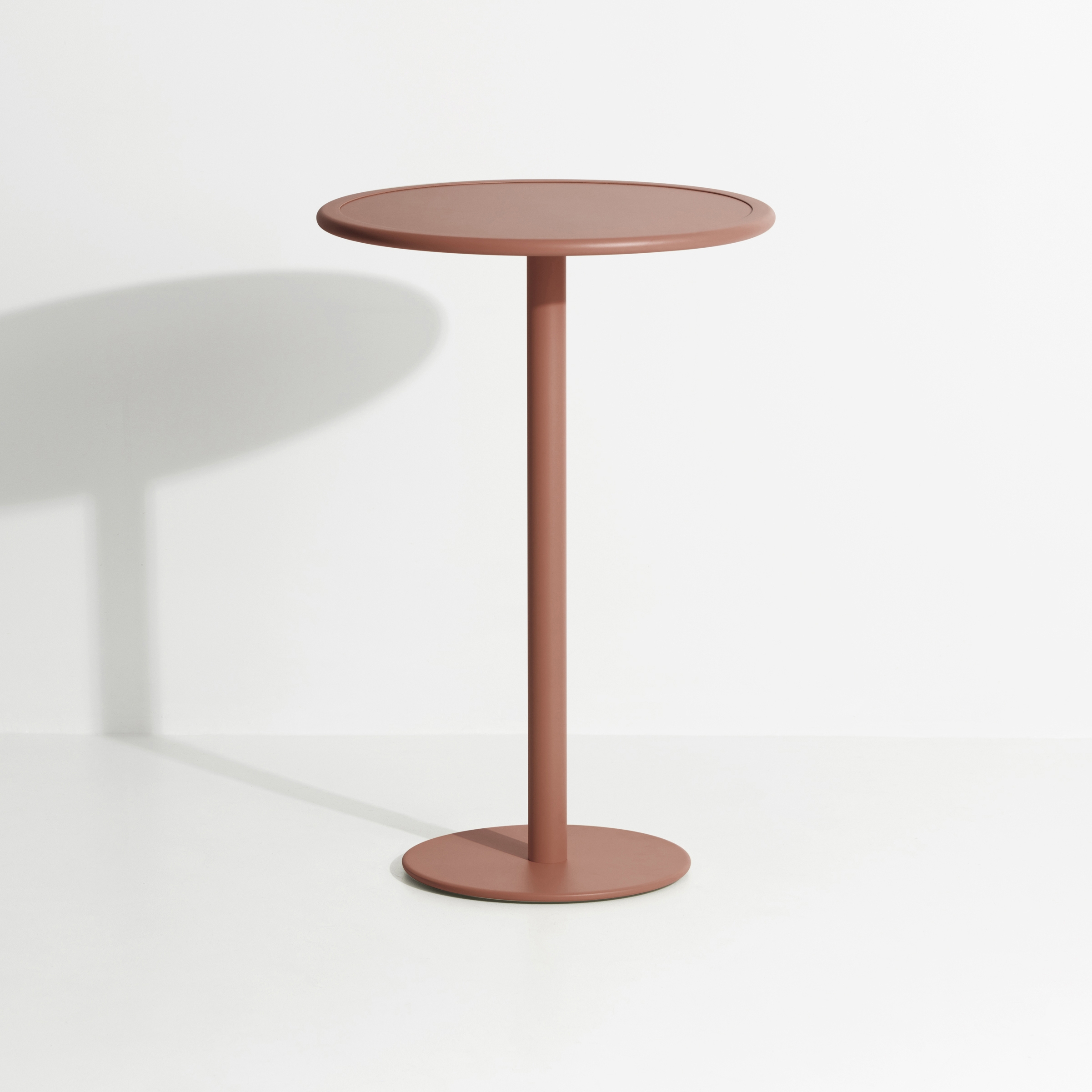 Week-End | Round high table