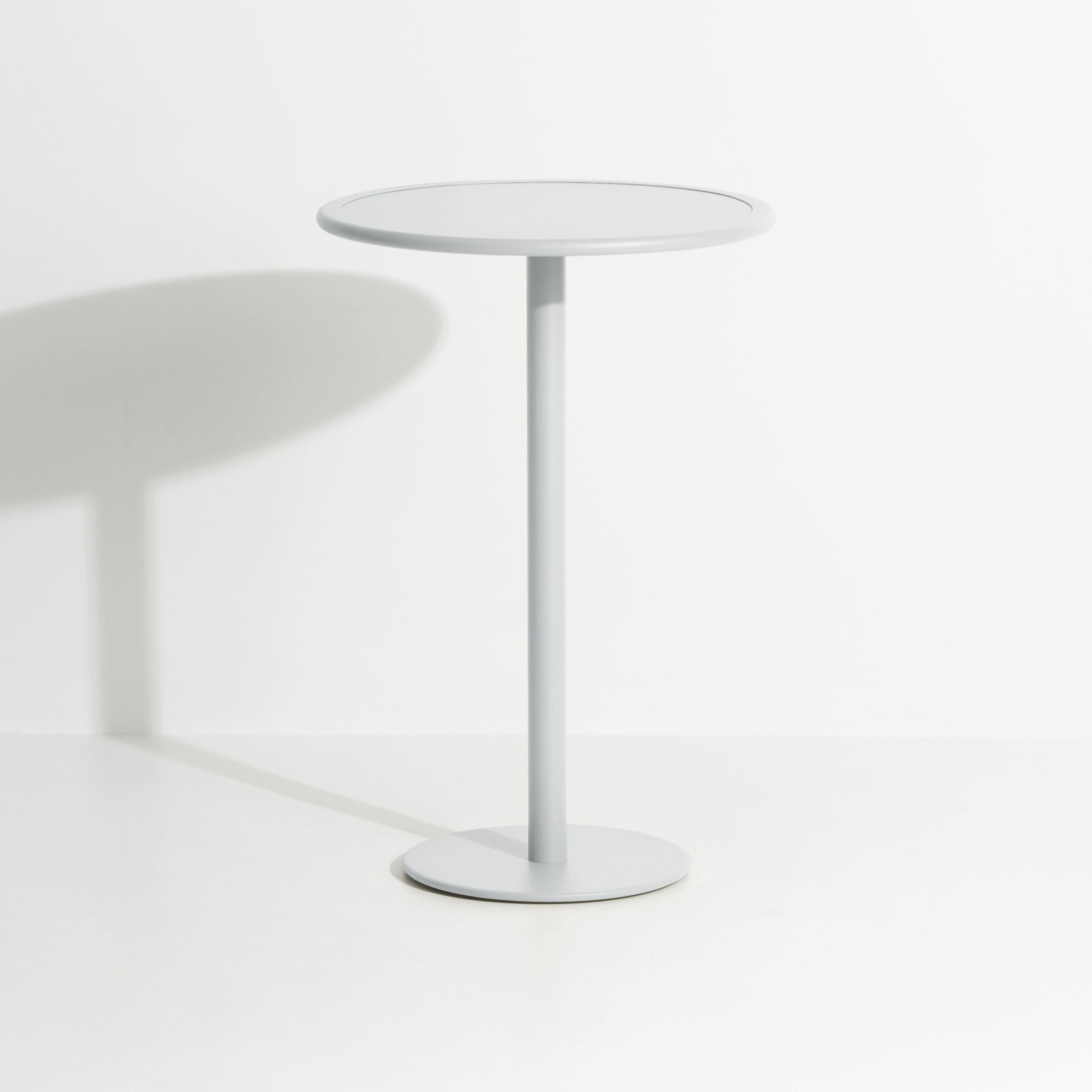 Week-End | Round high table