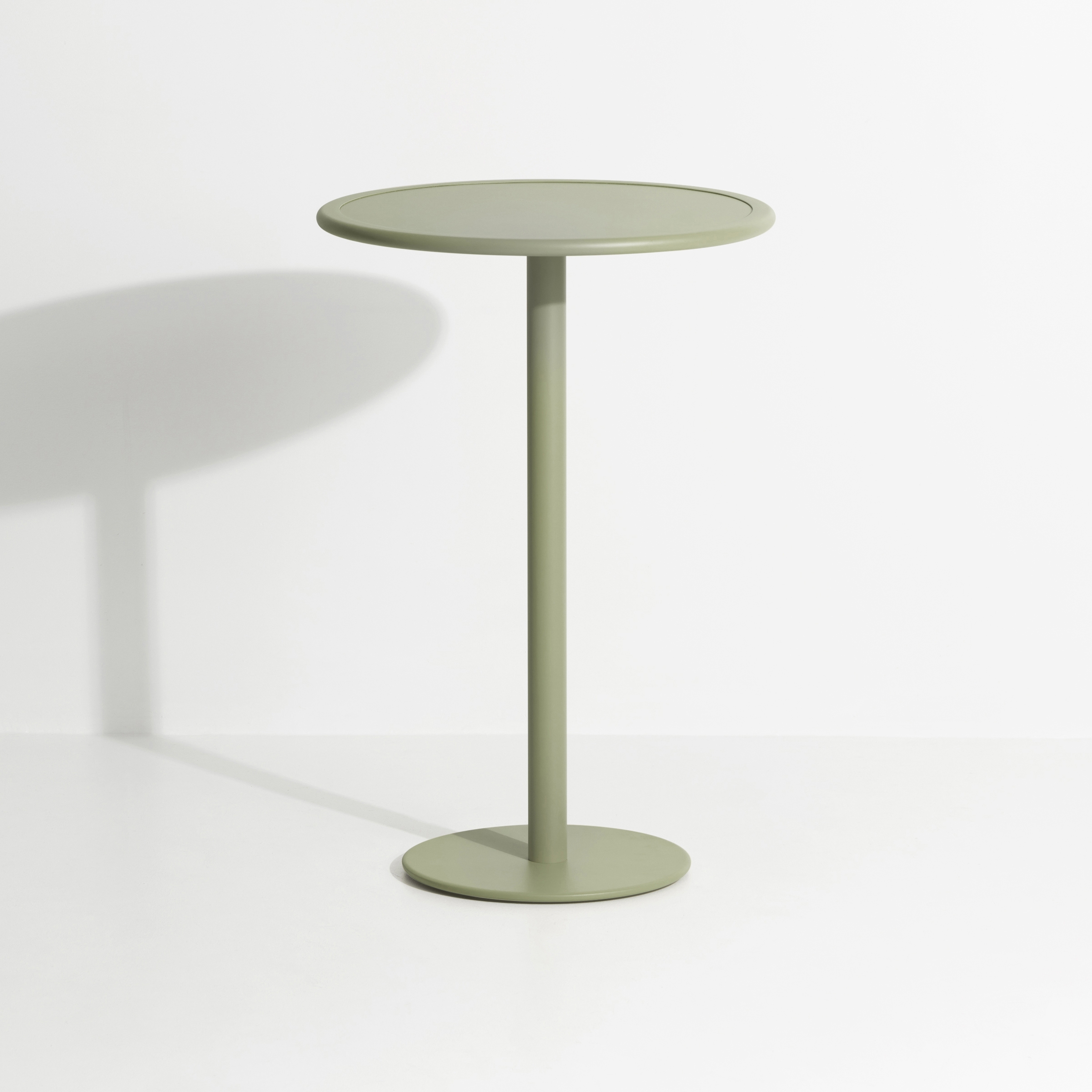 Week-End | Round high table