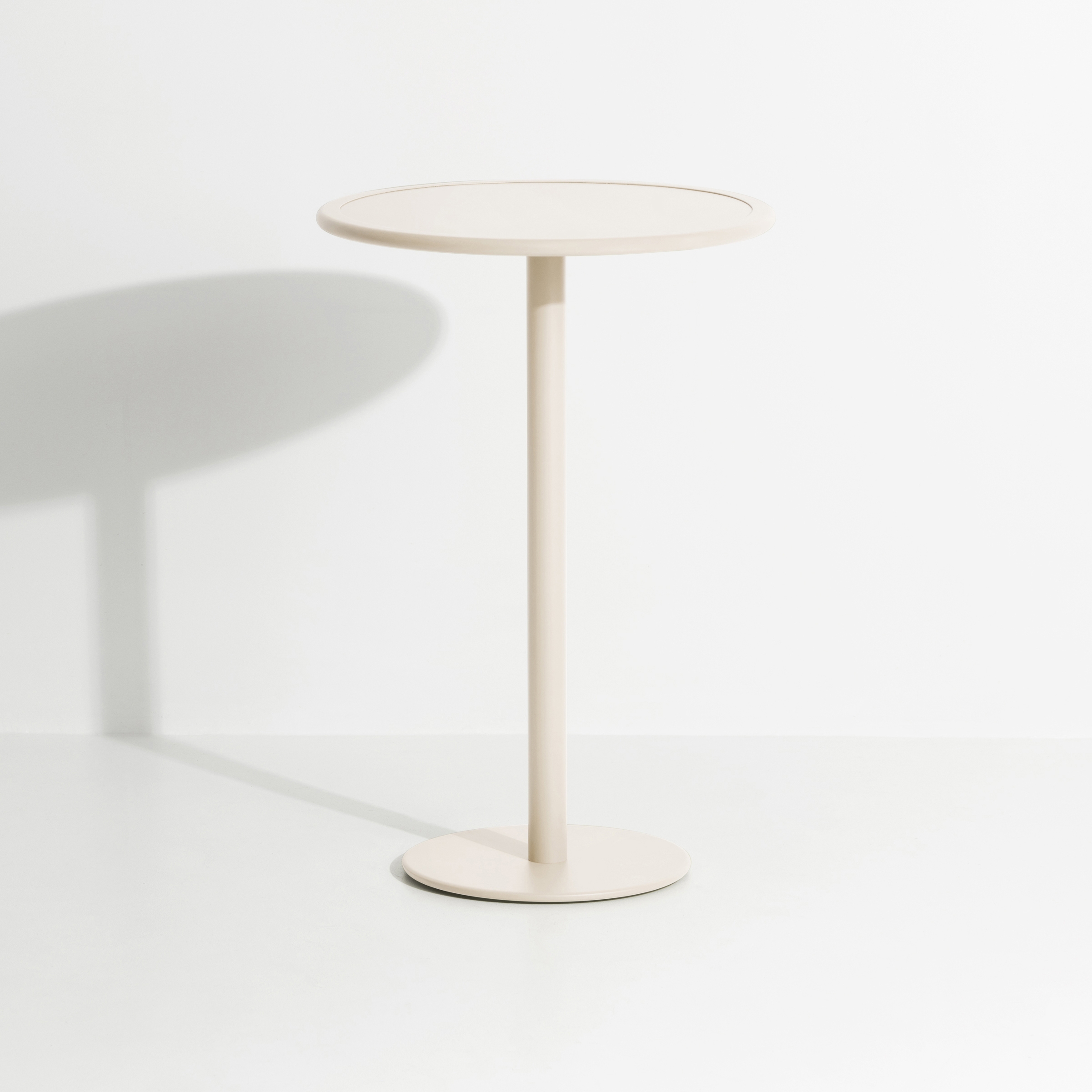 Week-End | Round high table