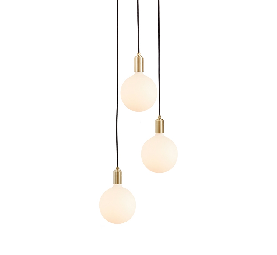 Mostra il prodotto Brass Triple Pendant with Black Canopy with Sphere IV del produttore Tala