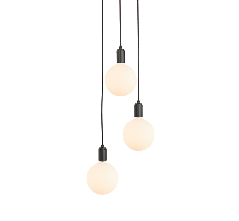 Mostra il prodotto Graphite Triple Pendant with Black Canopy with Sphere IV del produttore Tala