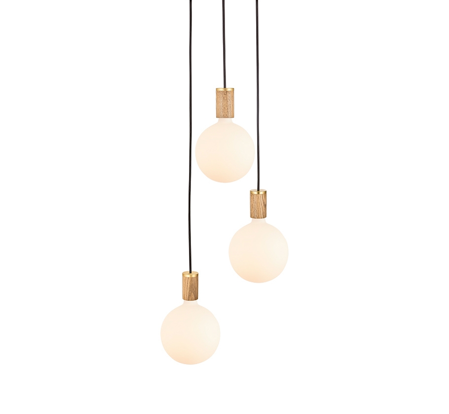 Mostra il prodotto Oak Triple Pendant with Black Canopy with Sphere IV del produttore Tala