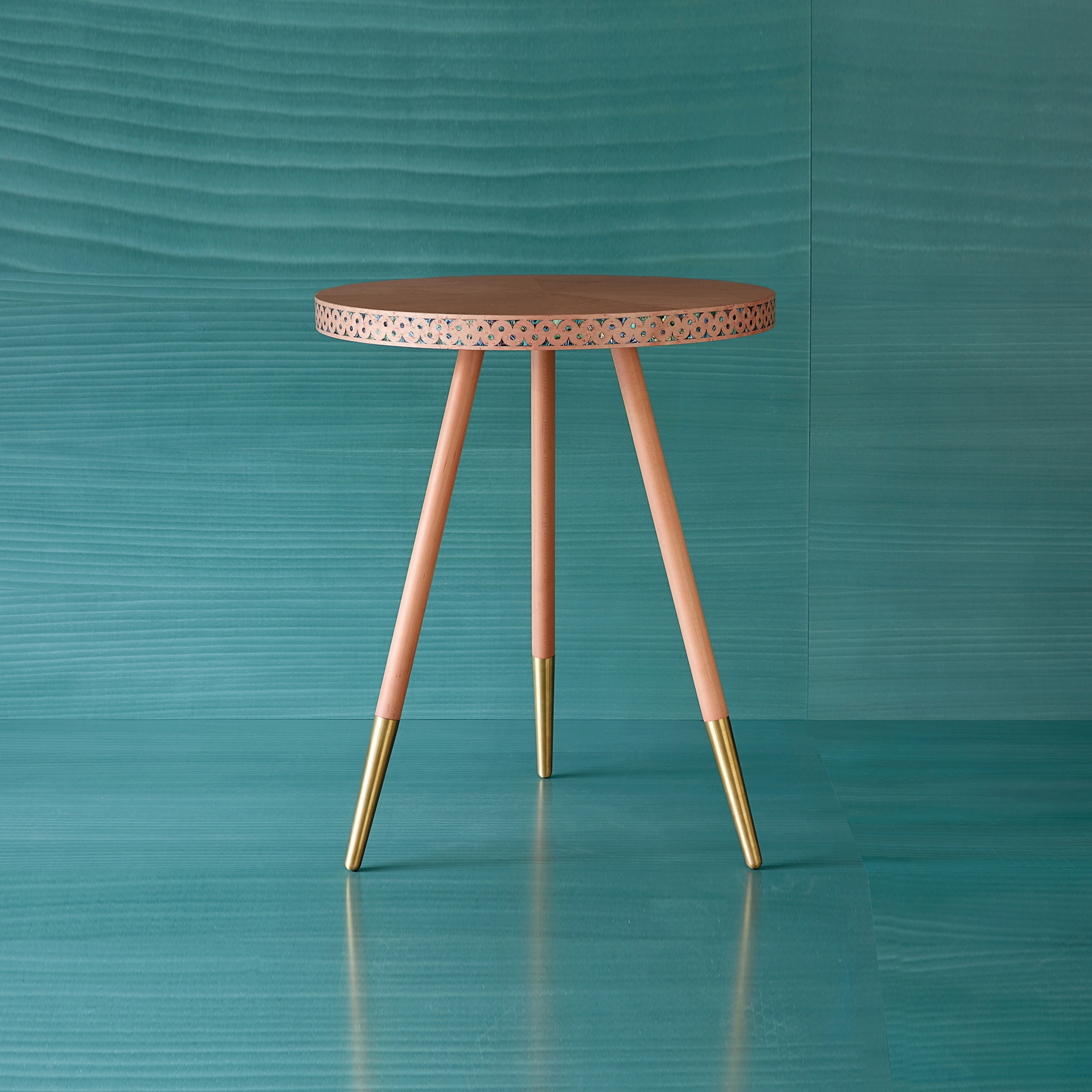 Produkt Shamsian Paua side table des Herstellers Bethan Gray anzeigen