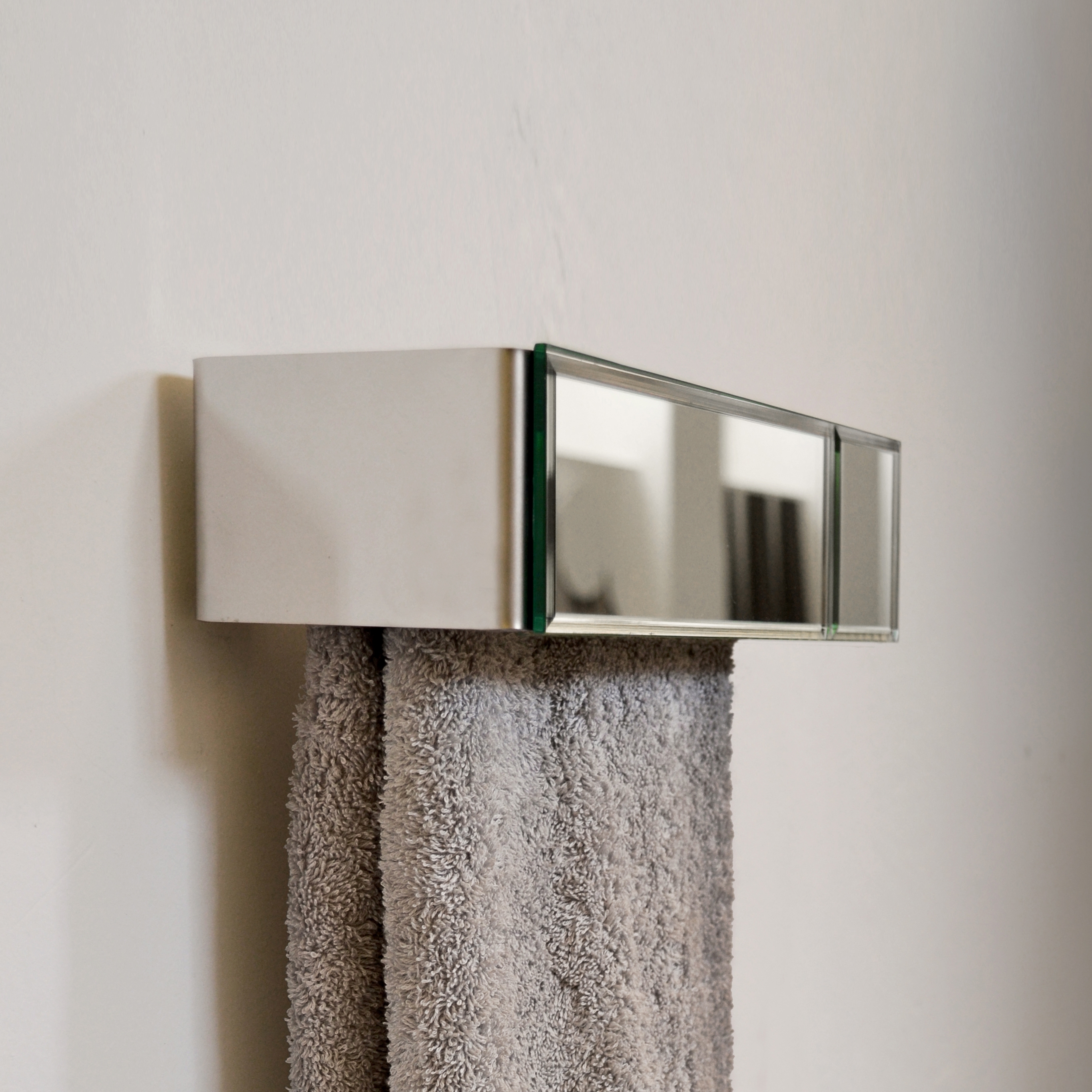 Display product Mirror towel rail from manufacturer mg12