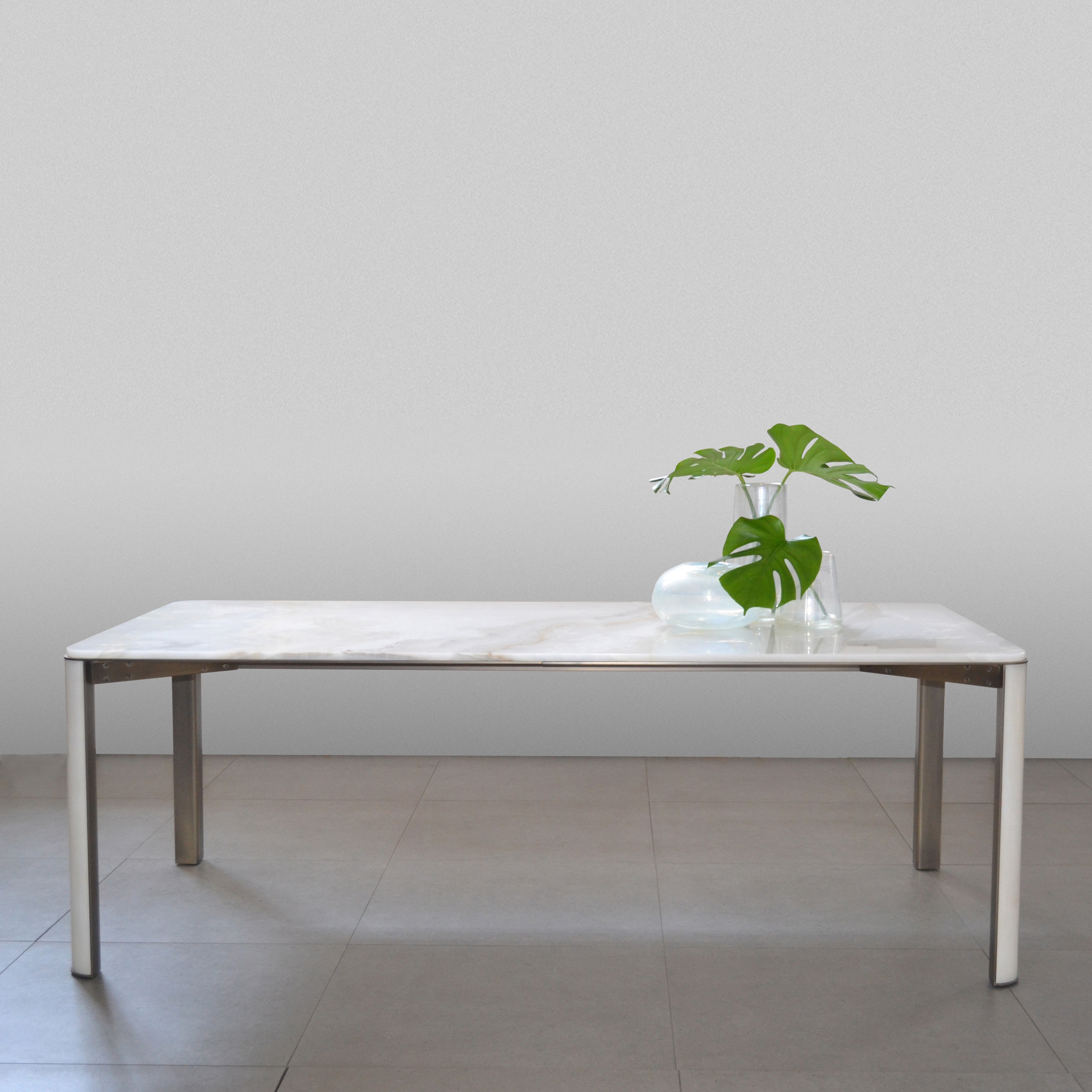 Gregorio table in onyx