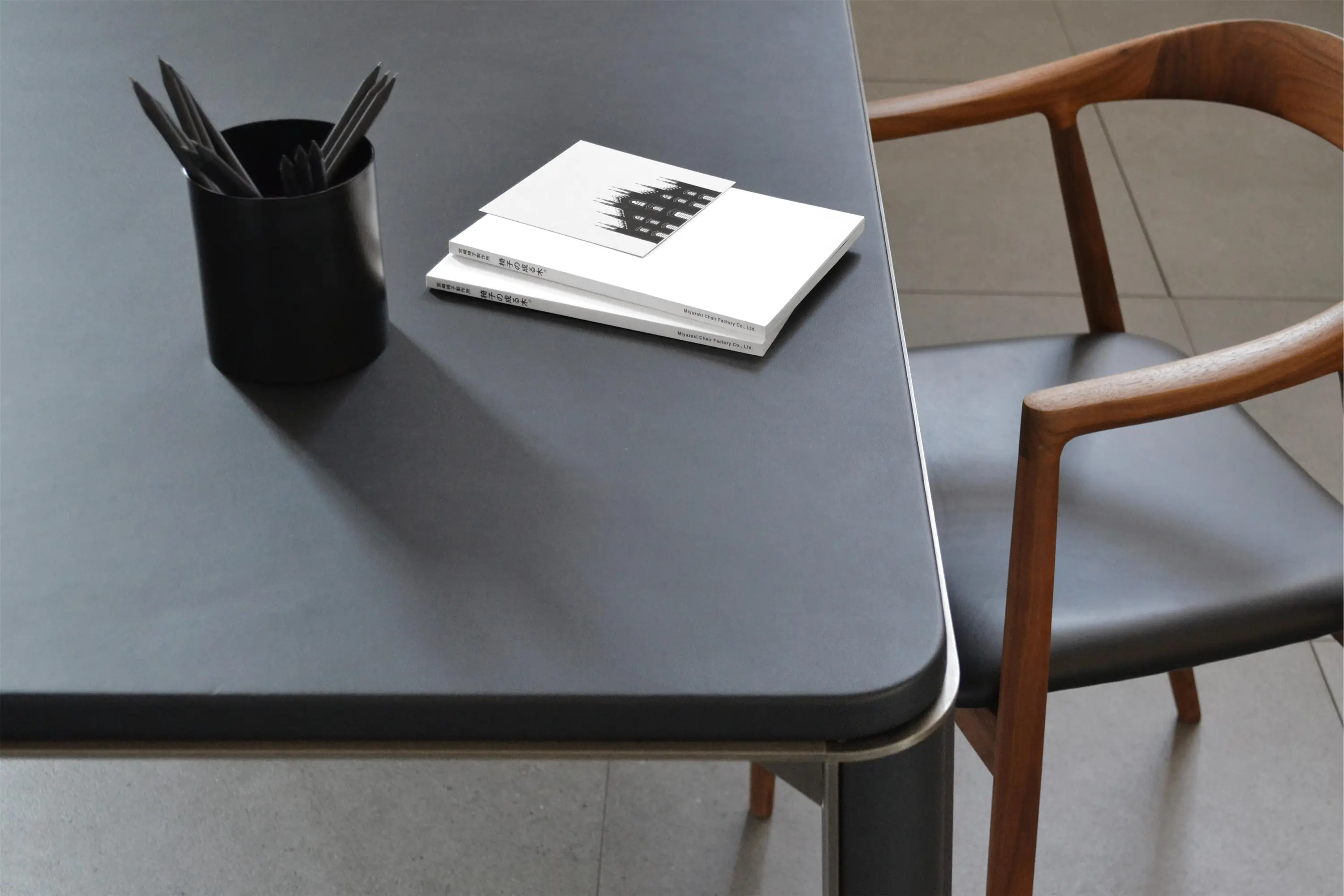 mg12 - Gregorio table in black leather