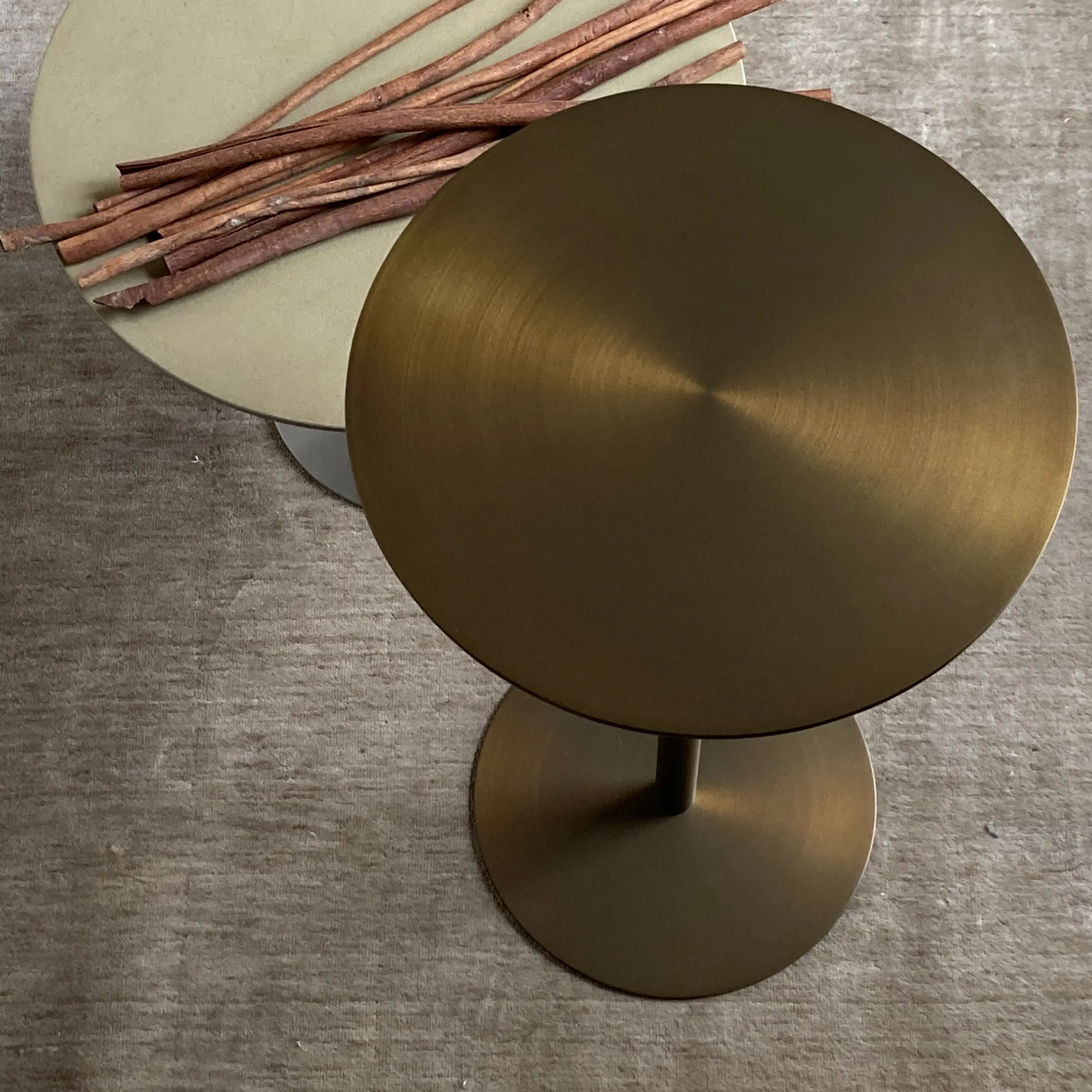 mg12 - Ester table in bronze finish