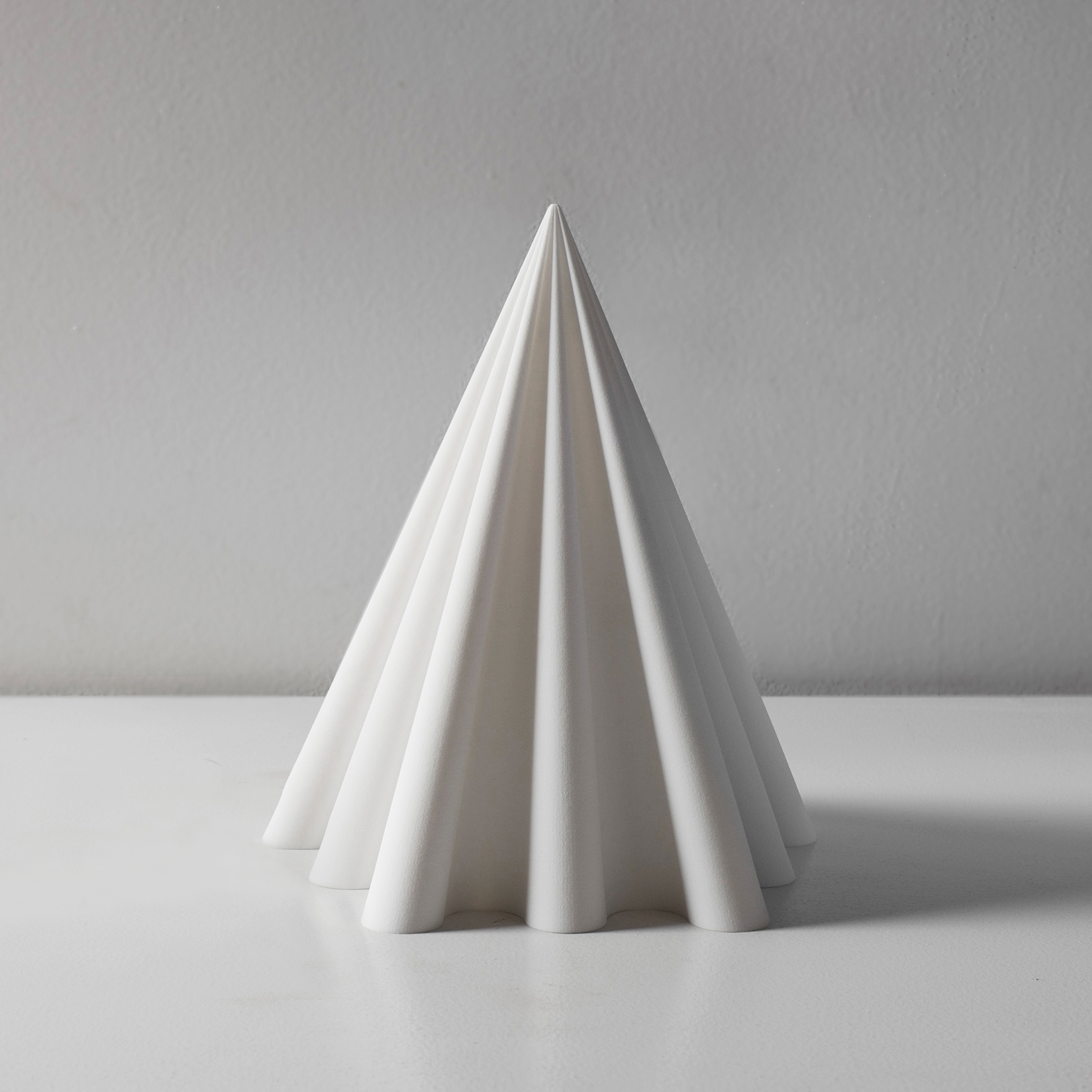 Produkt Pyramid Table Lamp des Herstellers Robert Debbane anzeigen