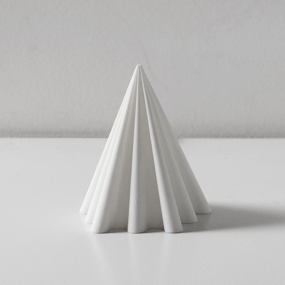 Produkt Pyramid Table Lamp des Herstellers Robert Debbane anzeigen
