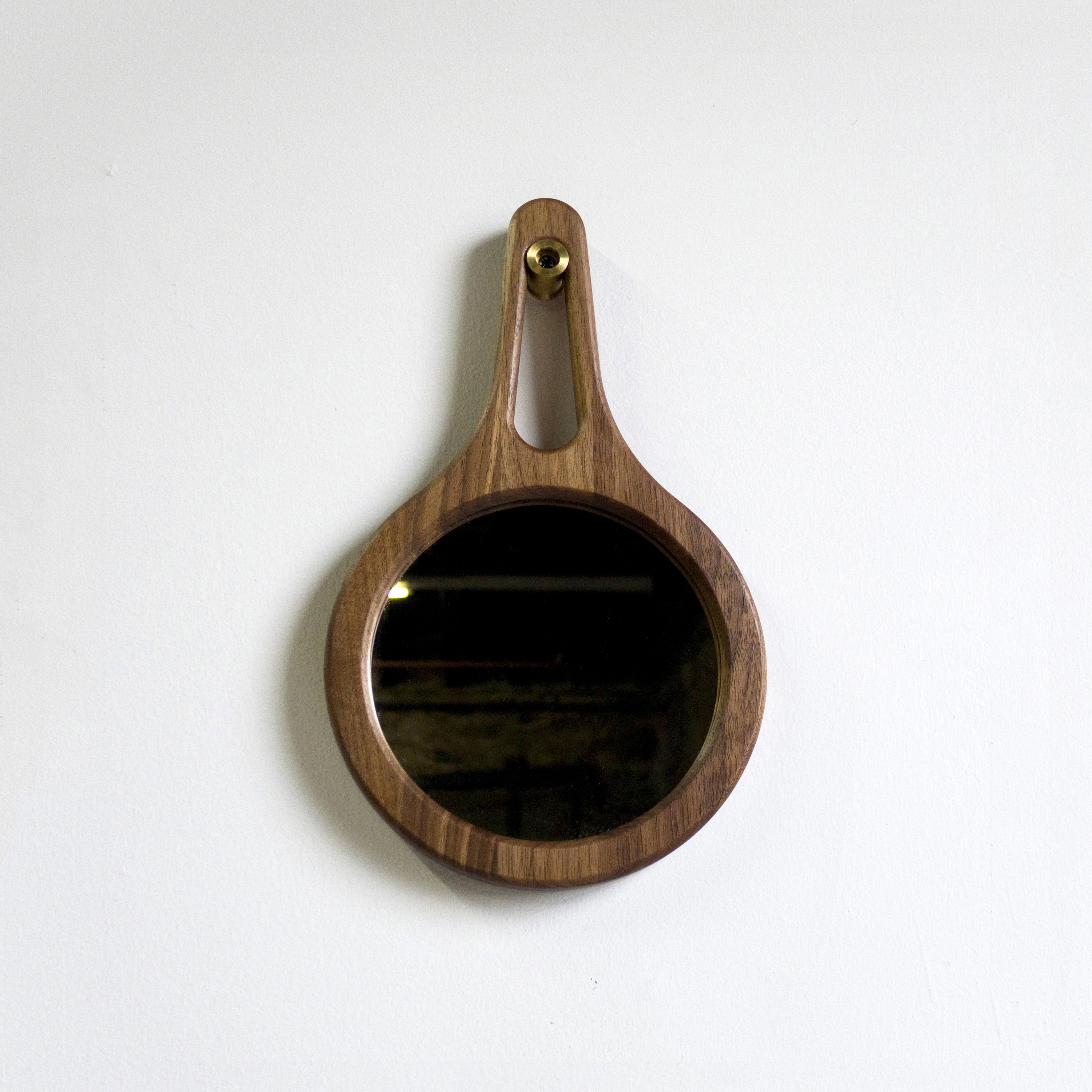Mostra il prodotto Atlantic Mirror SM walnut del produttore VOLK