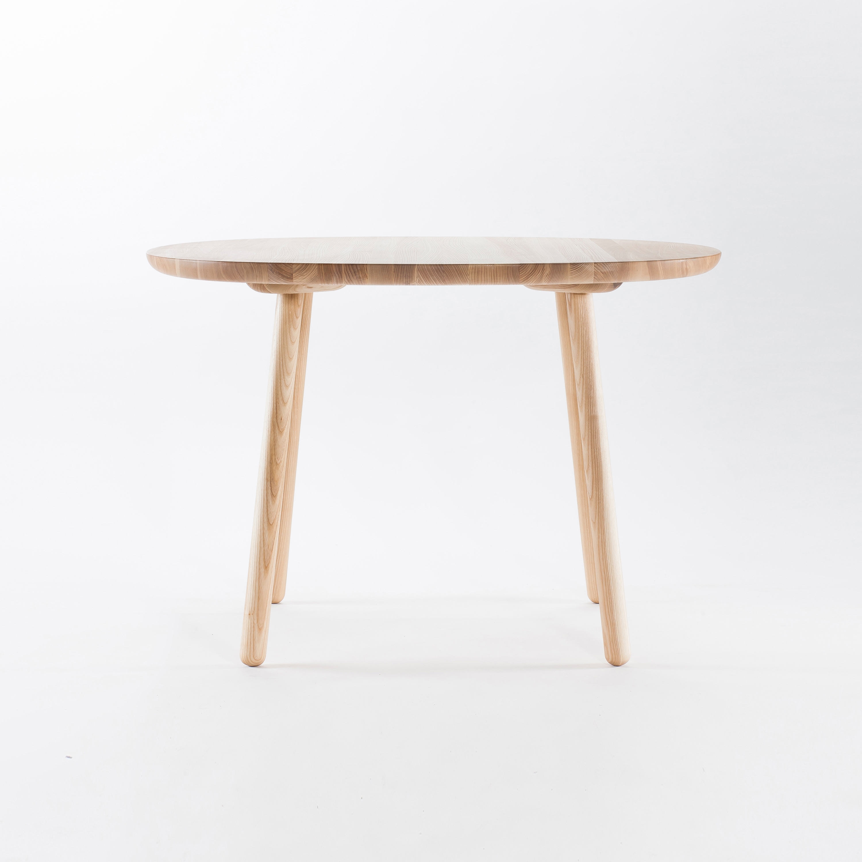 Mostra il prodotto Naïve Dining Table, round, natural ash del produttore EMKO PLACE