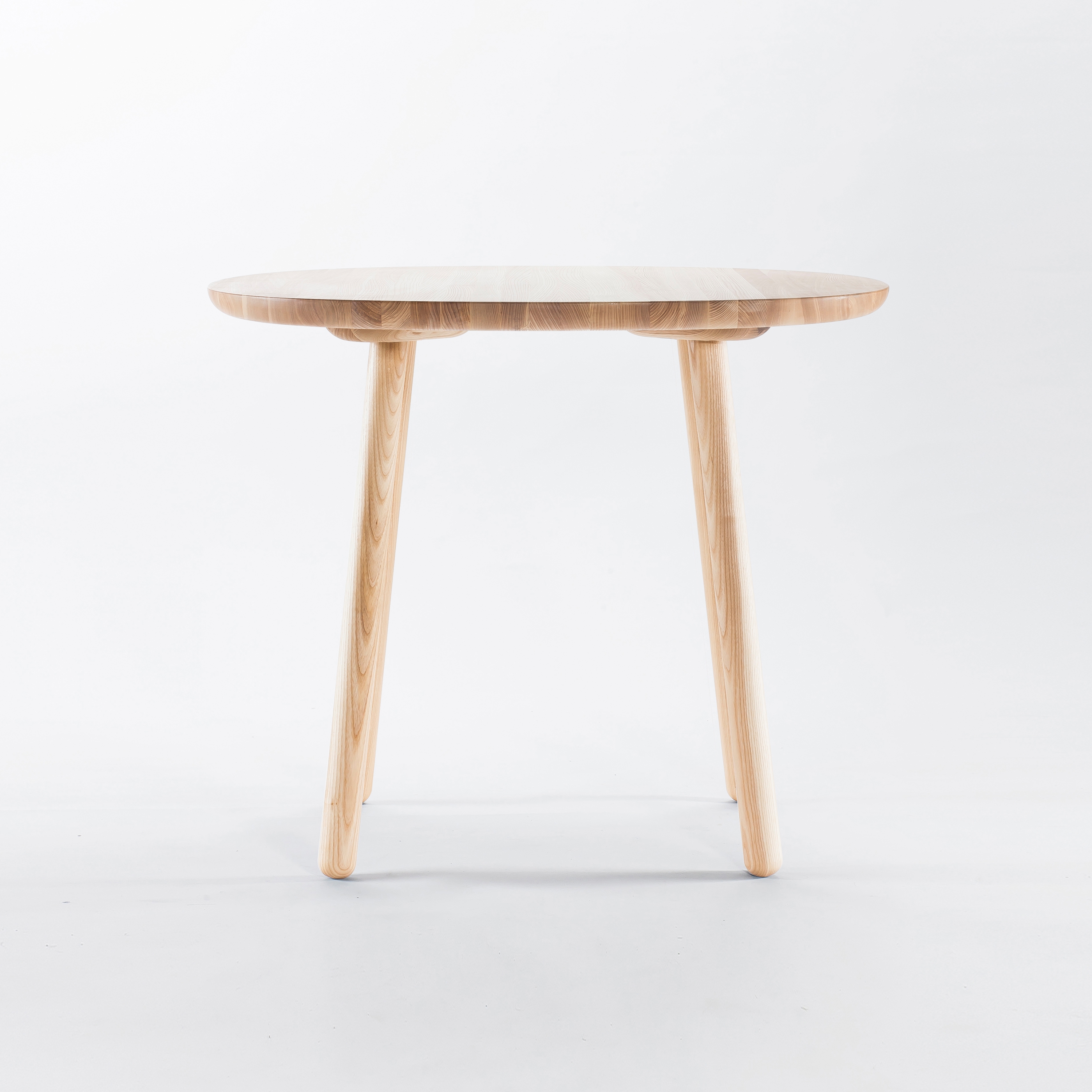 Mostra il prodotto Naïve Dining Table, round, natural ash del produttore EMKO PLACE