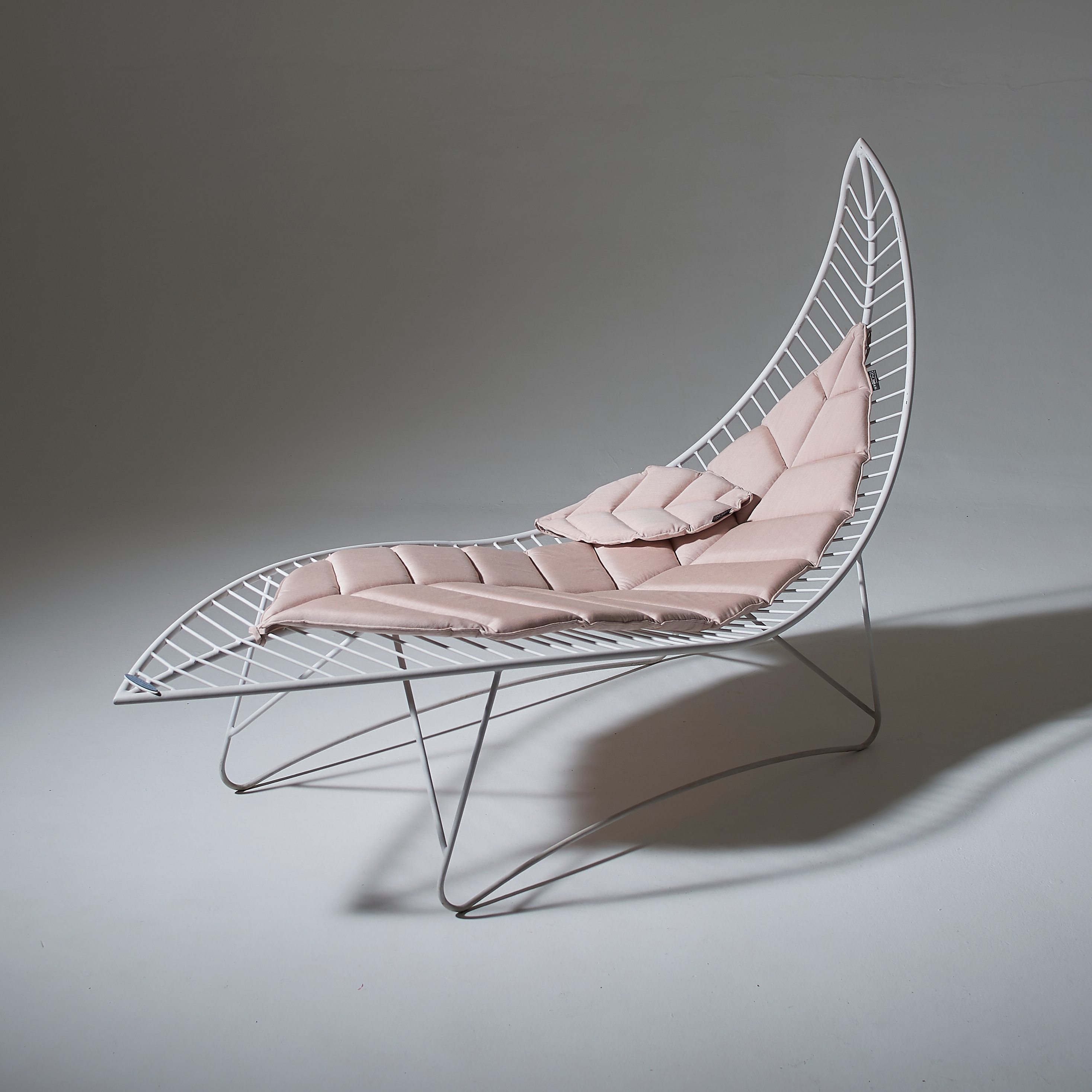 LOUNGERS, DAYBEDS & CHAIRS