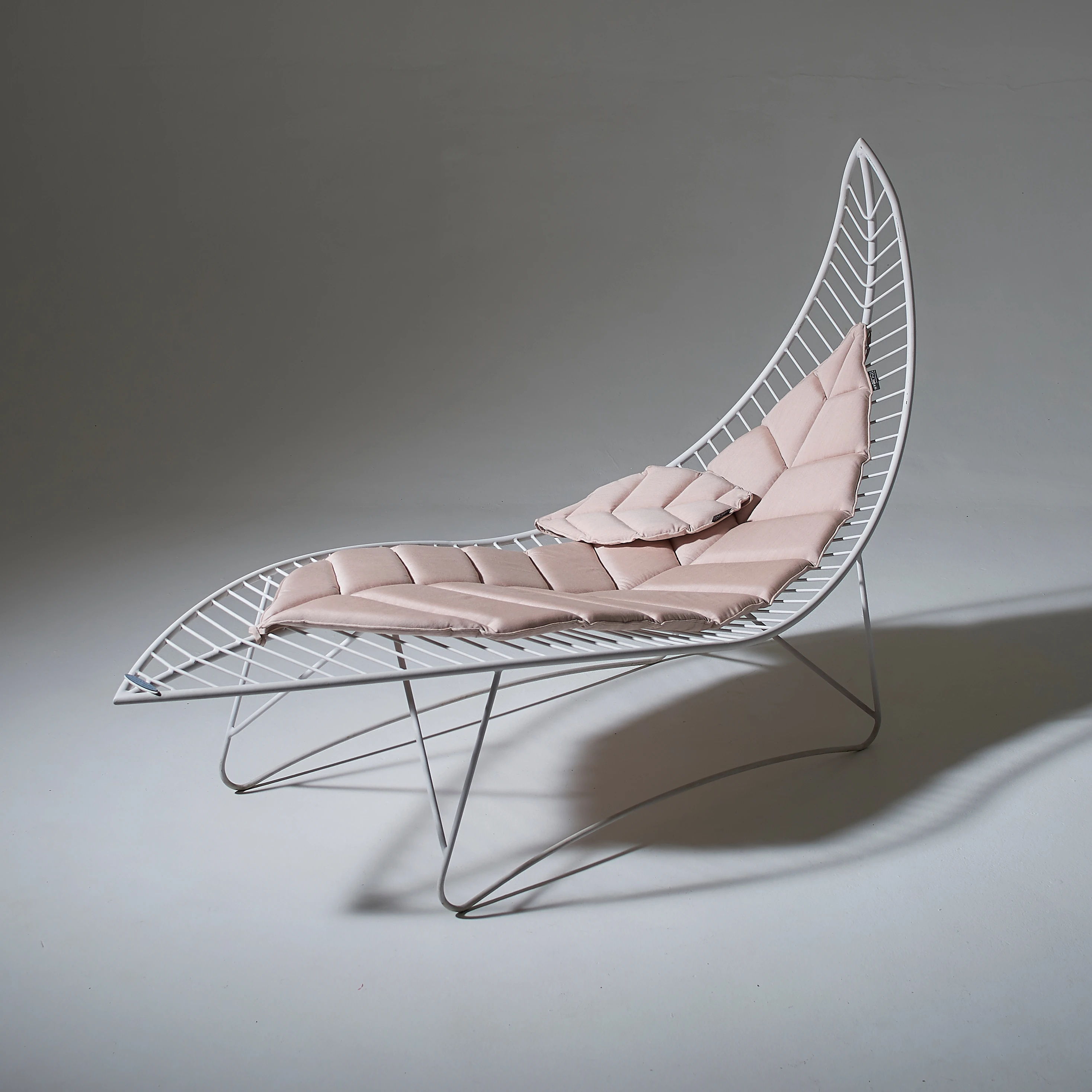LOUNGERS, DAYBEDS & CHAIRS