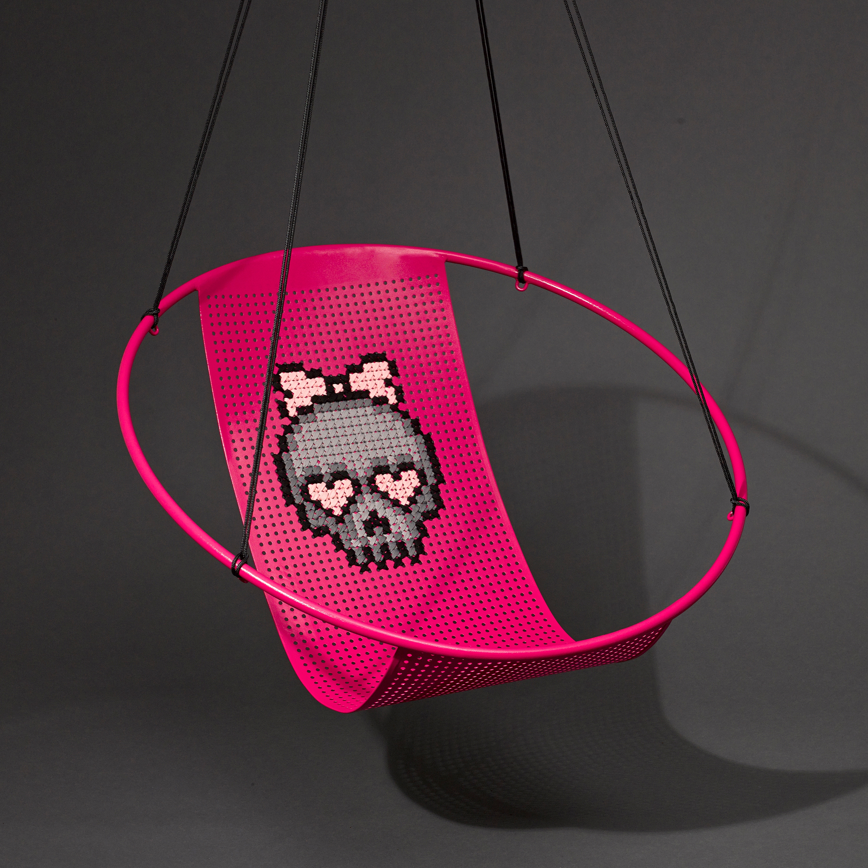 Mostra il prodotto Embroidery Hanging Chair Swing Seat Pink with SCULL del produttore Studio Stirling