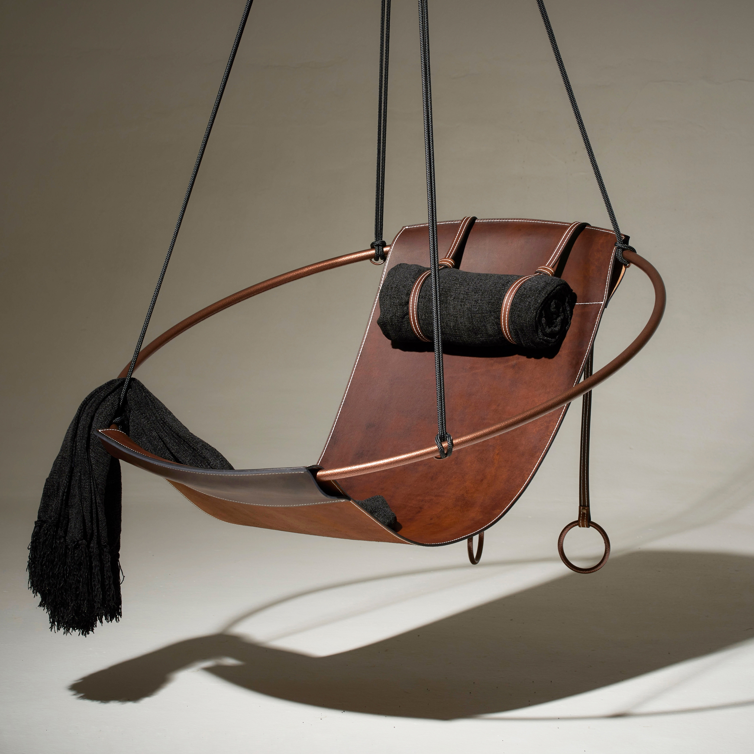 Mostra il prodotto Sling Hanging Chair - Thick Leather Brown del produttore Studio Stirling
