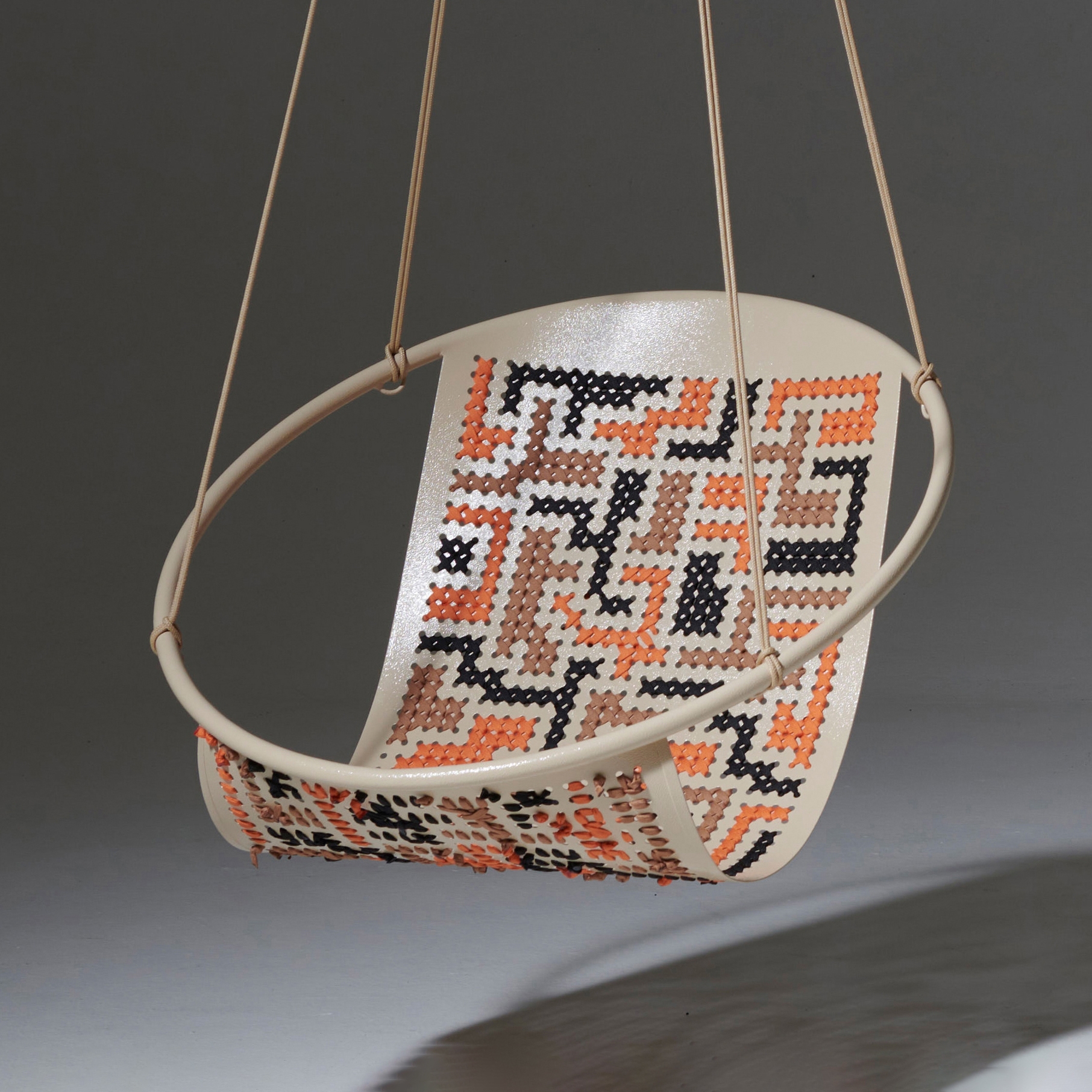 Mostra il prodotto Embroidery Hanging Chair Swing Seat - Kuba Pattern del produttore Studio Stirling