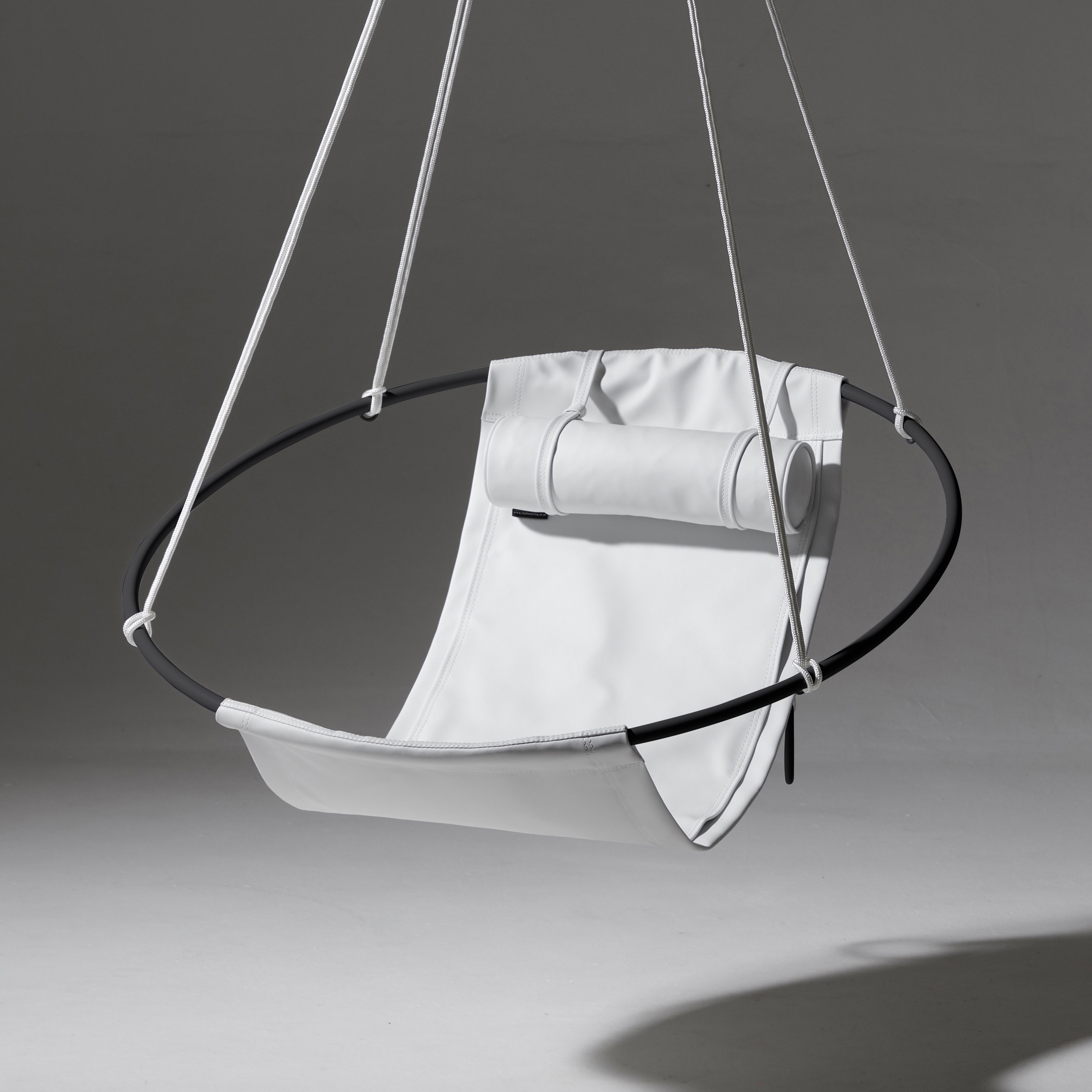 Afficher le produit Sling Hanging Chair - Outdoor (White) du fabricant Studio Stirling