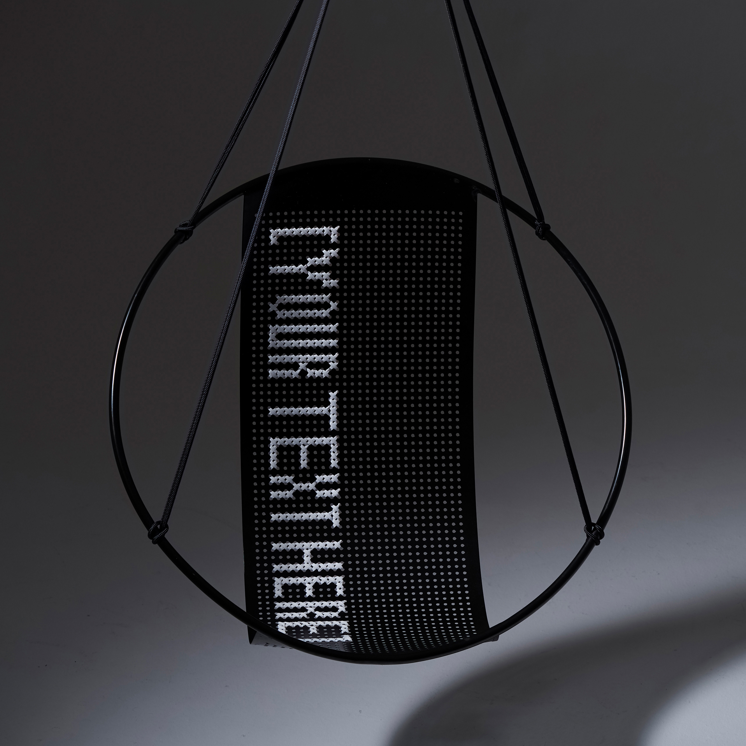 Mostrar el producto Embroidery Hanging Chair Swing Seat Grey WORDS del fabricante Studio Stirling