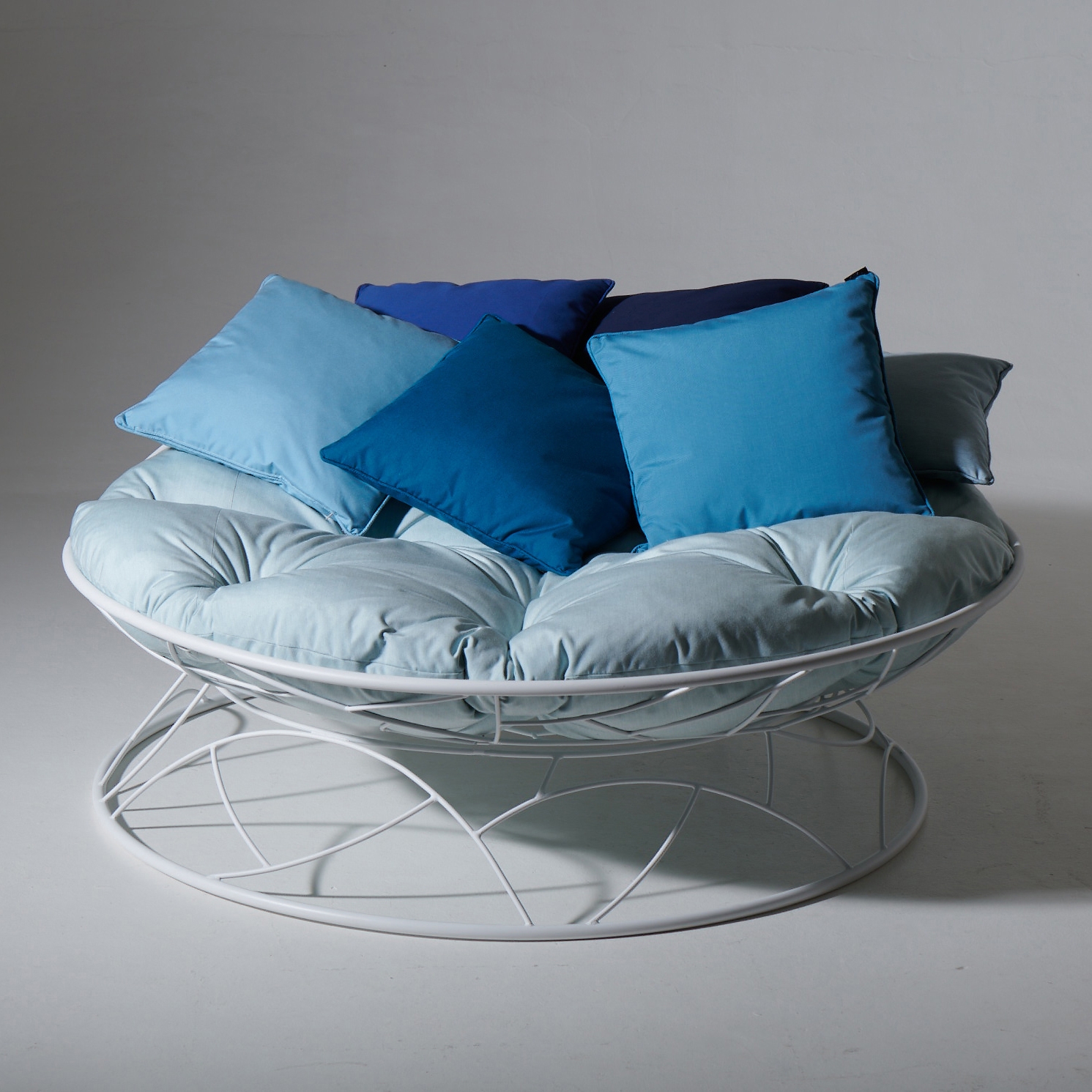 Display product Big Basket Lounger on Base Stand with blue cushions from manufacturer Studio Stirling