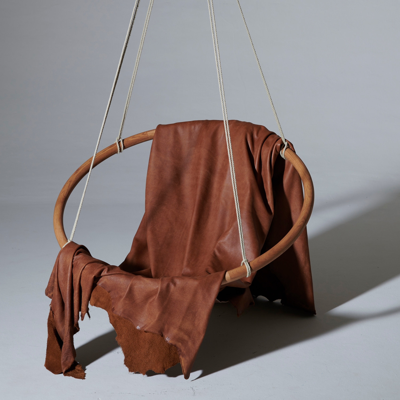 Mostra il prodotto Sling Wooden Ring - Draped Leather - Hanging Chair del produttore Studio Stirling