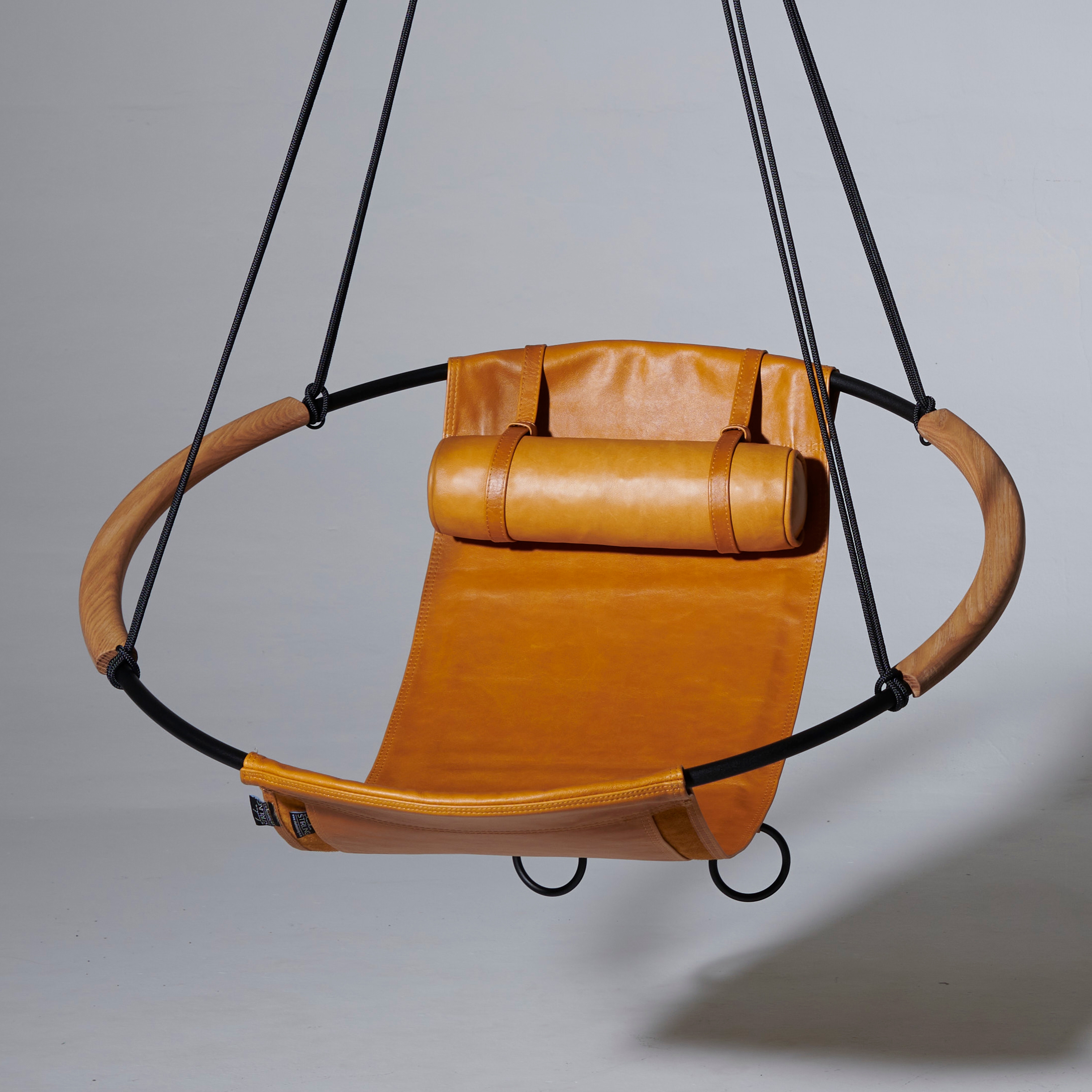 Mostra il prodotto Sling Wooden Armrest - Soft Leather - Hanging Chair del produttore Studio Stirling